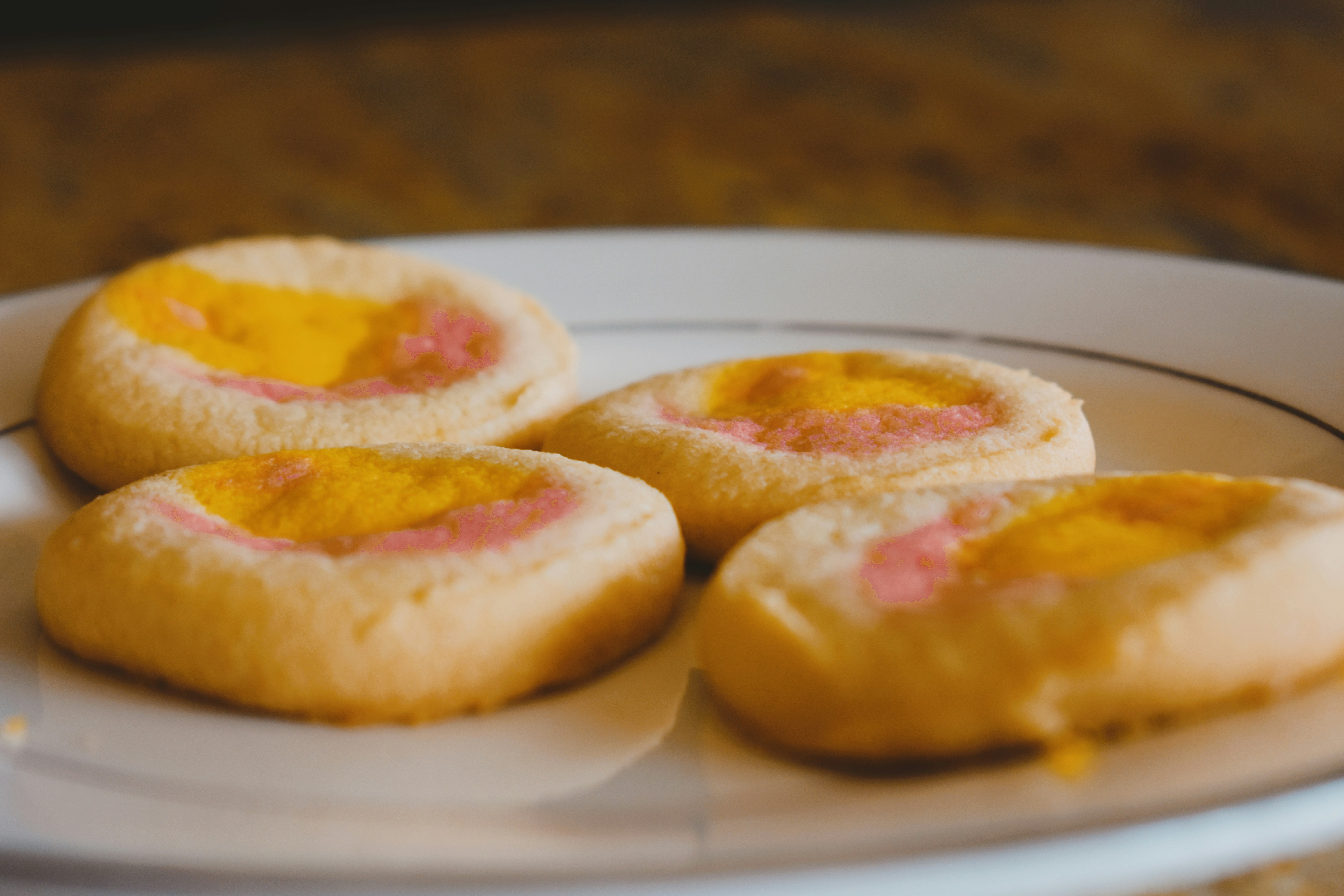 皿にのせたクッキー、黄色とピンクのアイシング。