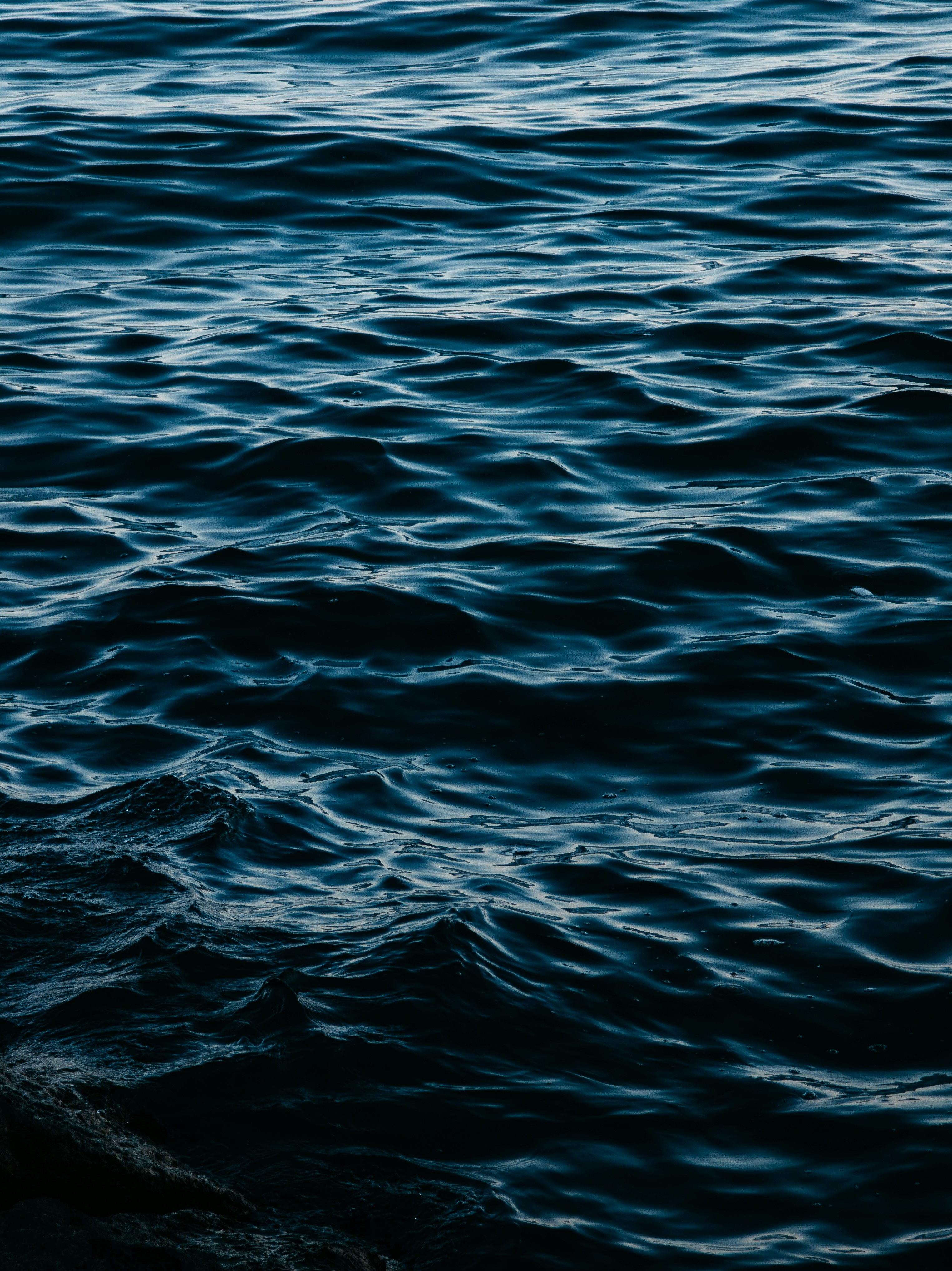 Tiefblaues Wasser erzeugt sanfte Wellen. Foto – Kostenloses Bild zum Thema  Hintergrundbild auf Unsplash, image size:3000x4005