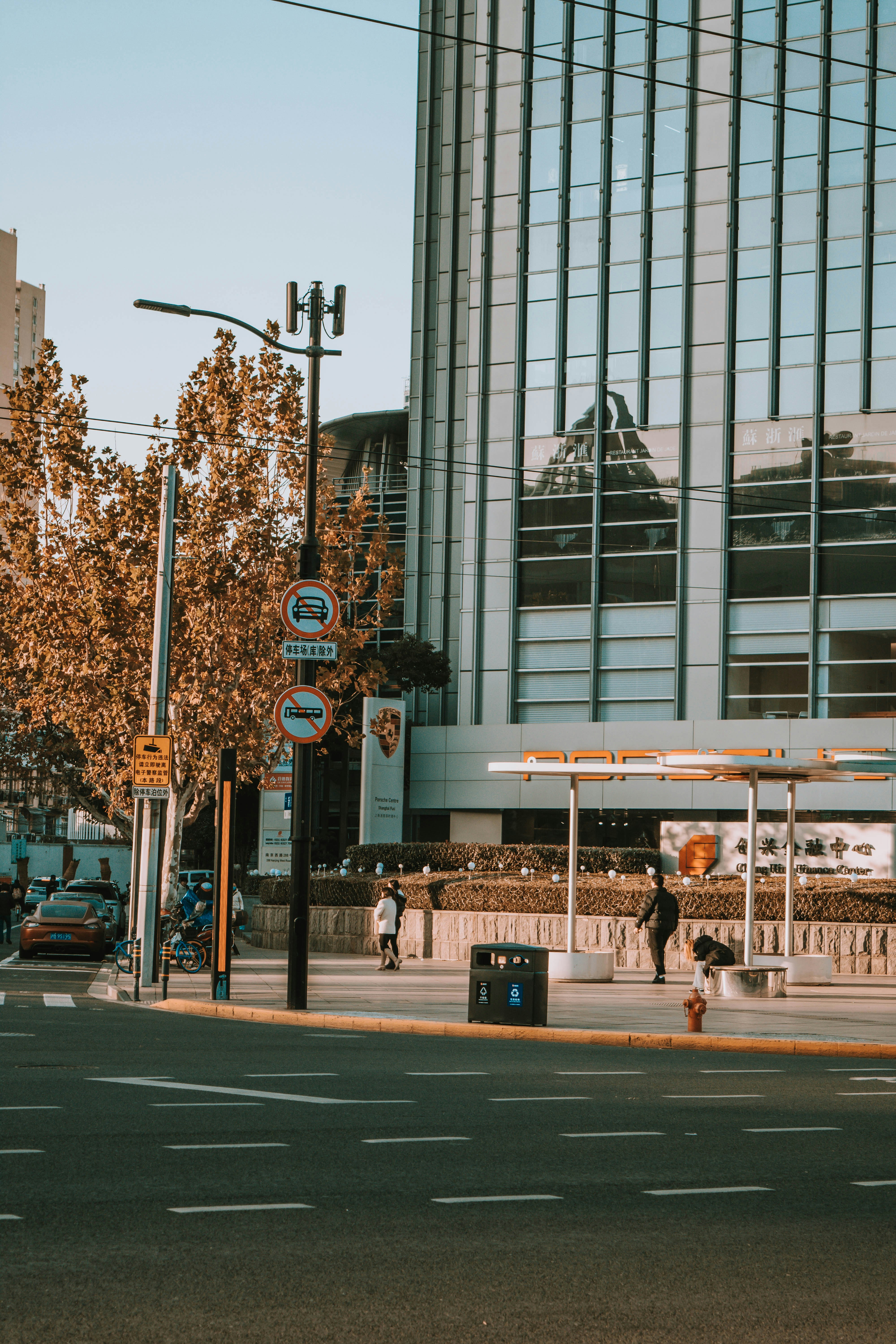Una escena callejera de la ciudad con edificios y parada de autobús.