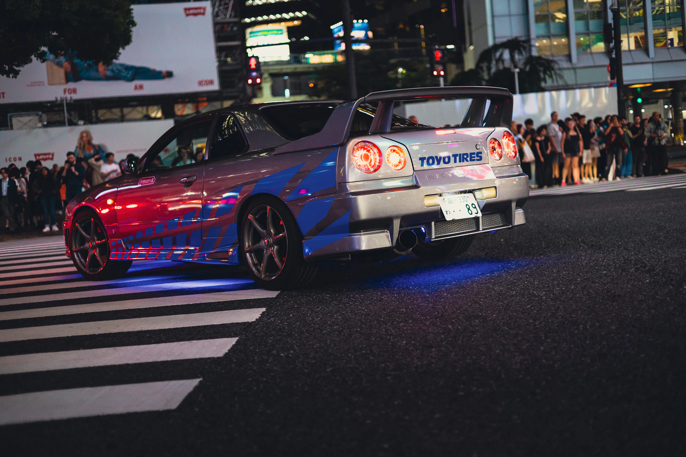 Nissan Skyline R34 на ночной улице
