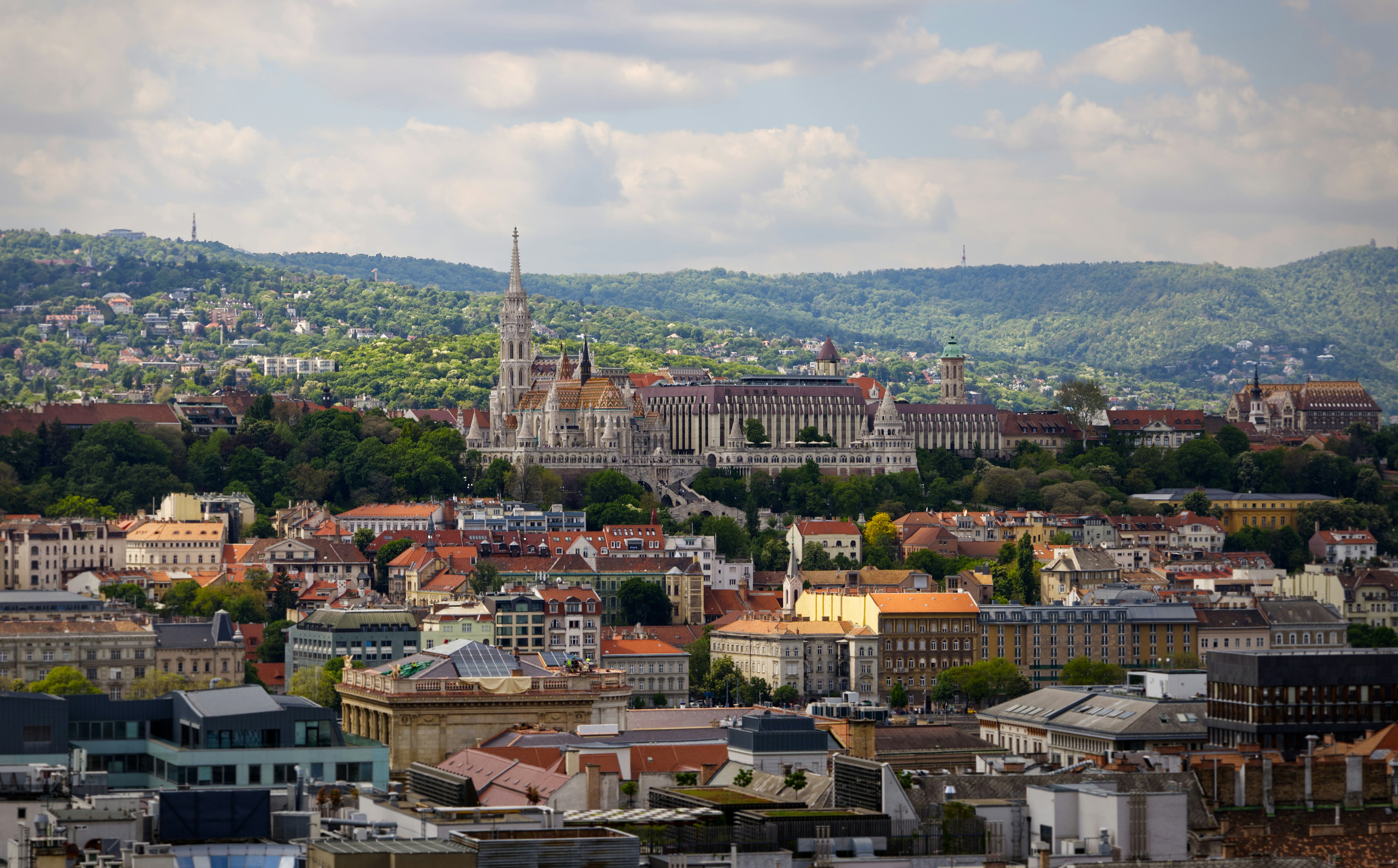 A picturesque cityscape with buildings and mountains.