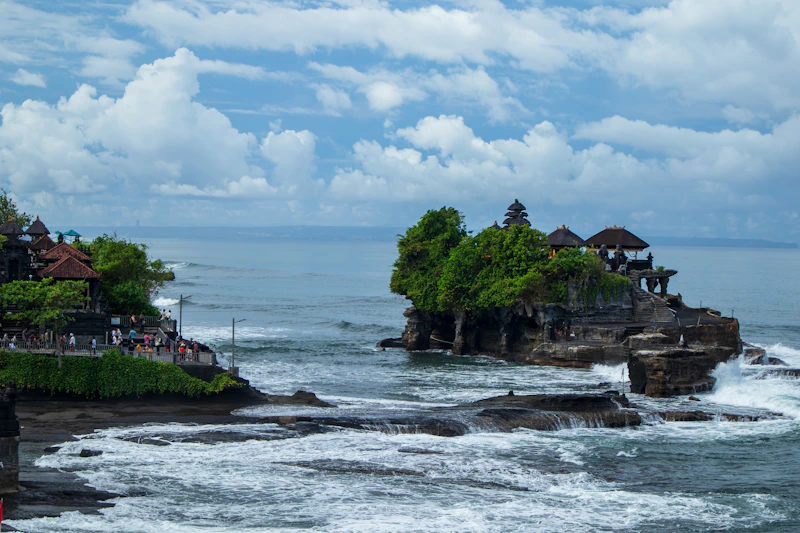 El templo de Tanah Lot sobre su roca en el mar