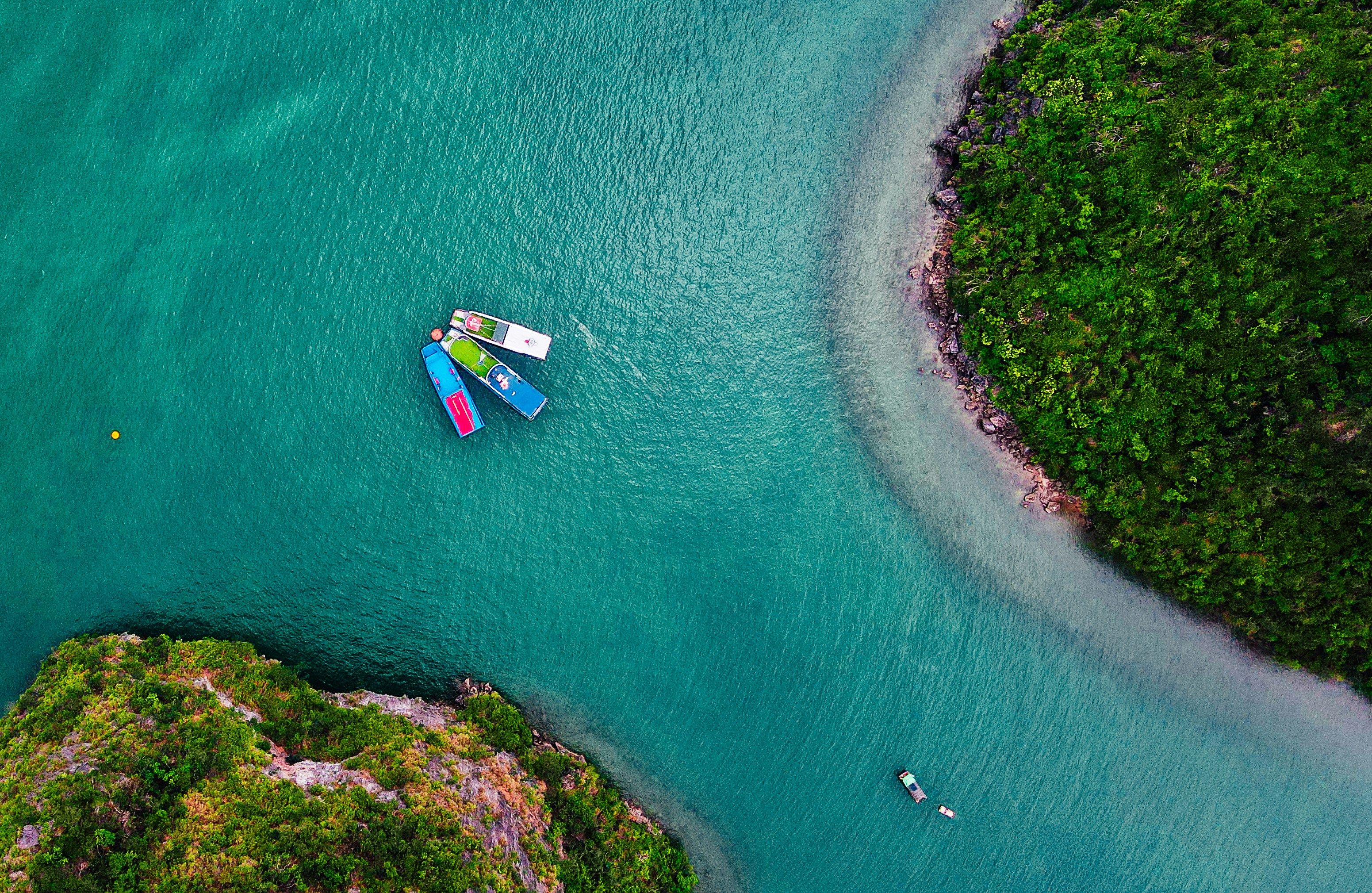 Bunte Boote treiben auf türkisfarbenem Wasser. Foto – Kostenloses Bild zum  Thema 4k hintergrundbild auf Unsplash, image size:3000x1953
