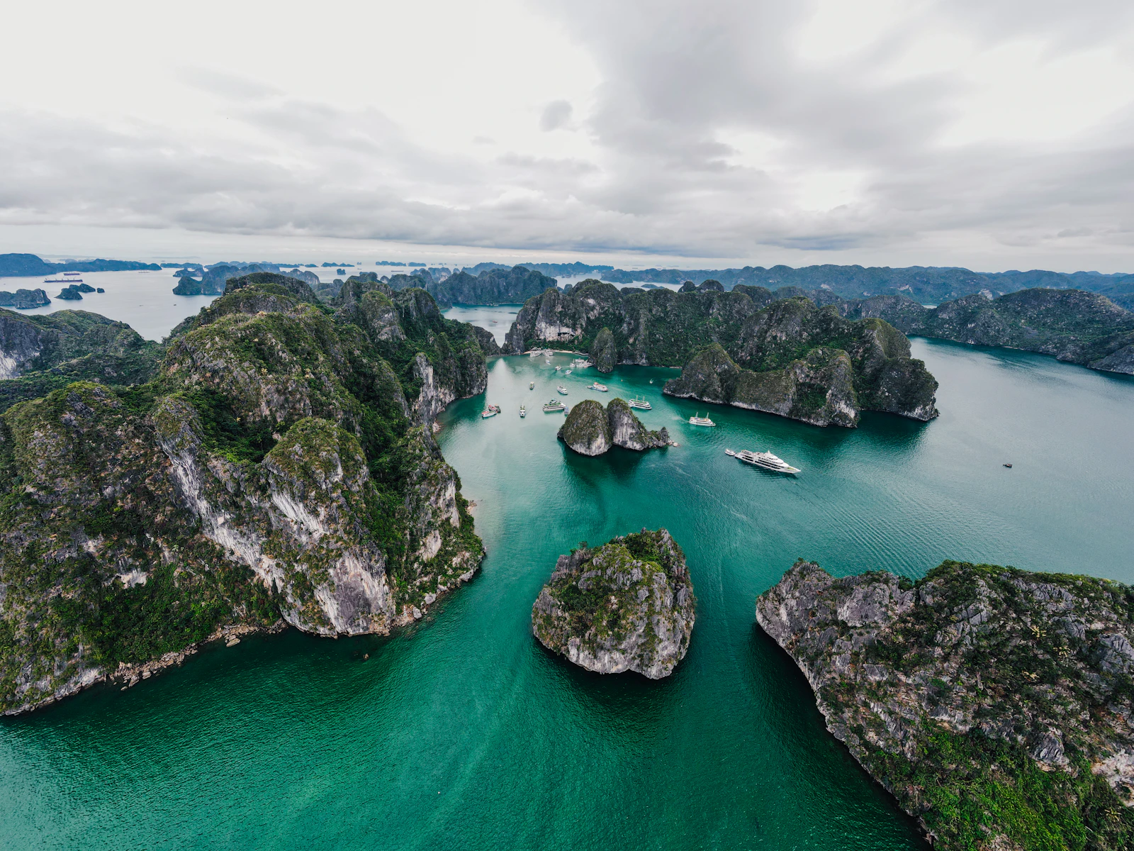 Îlots calcaires de la baie d'Ha Long au Vietnam