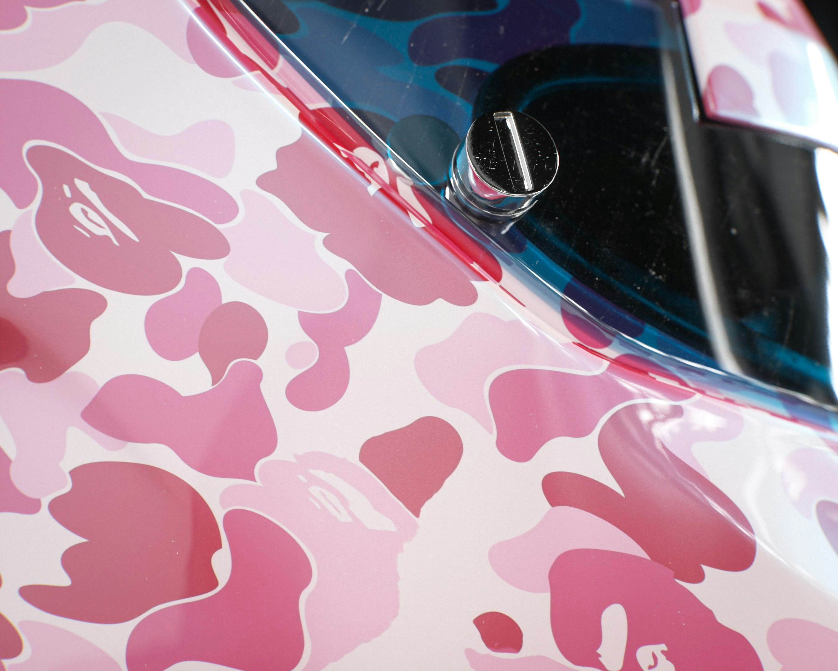 Patrón de camuflaje rosa en la carrocería de un vehículo.