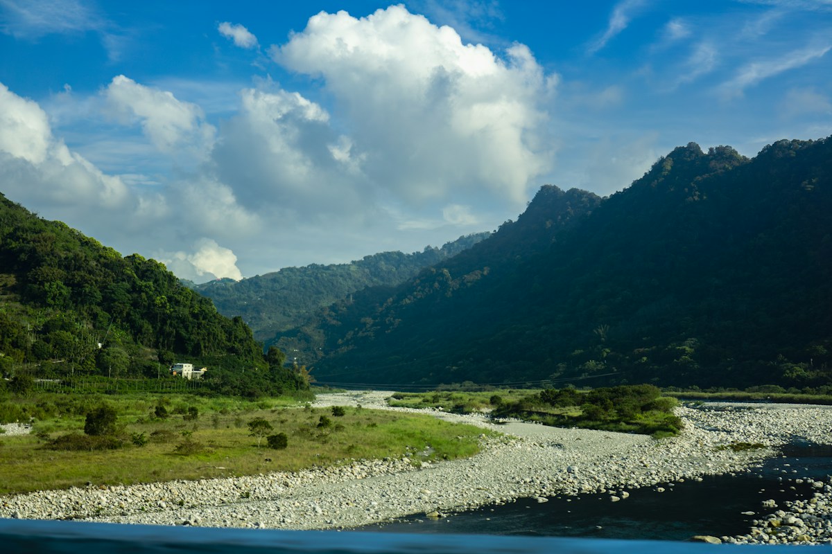 台灣中部山巒與河谷的開闊風景