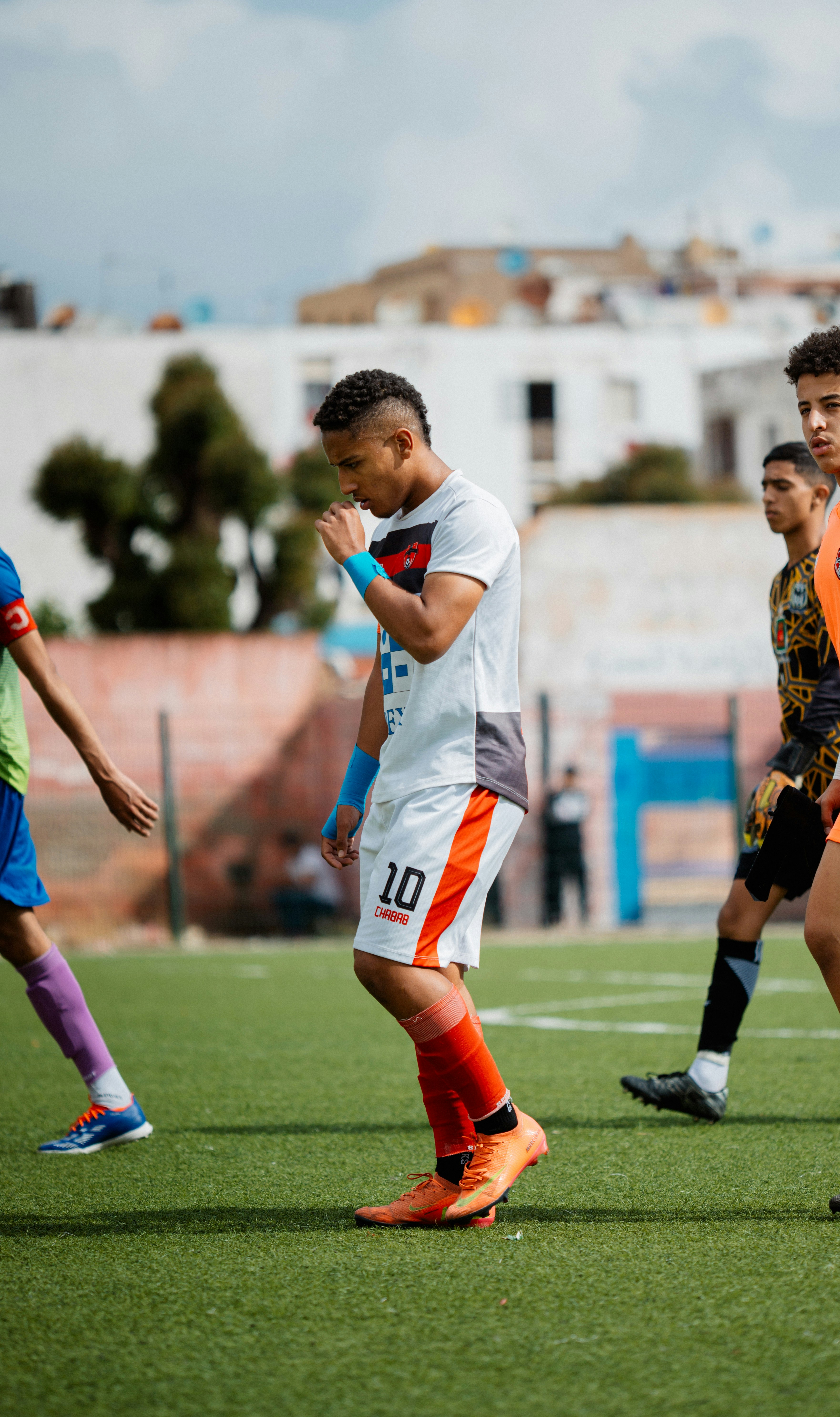 Pemain sepak bola berada di lapangan setelah pertandingan.