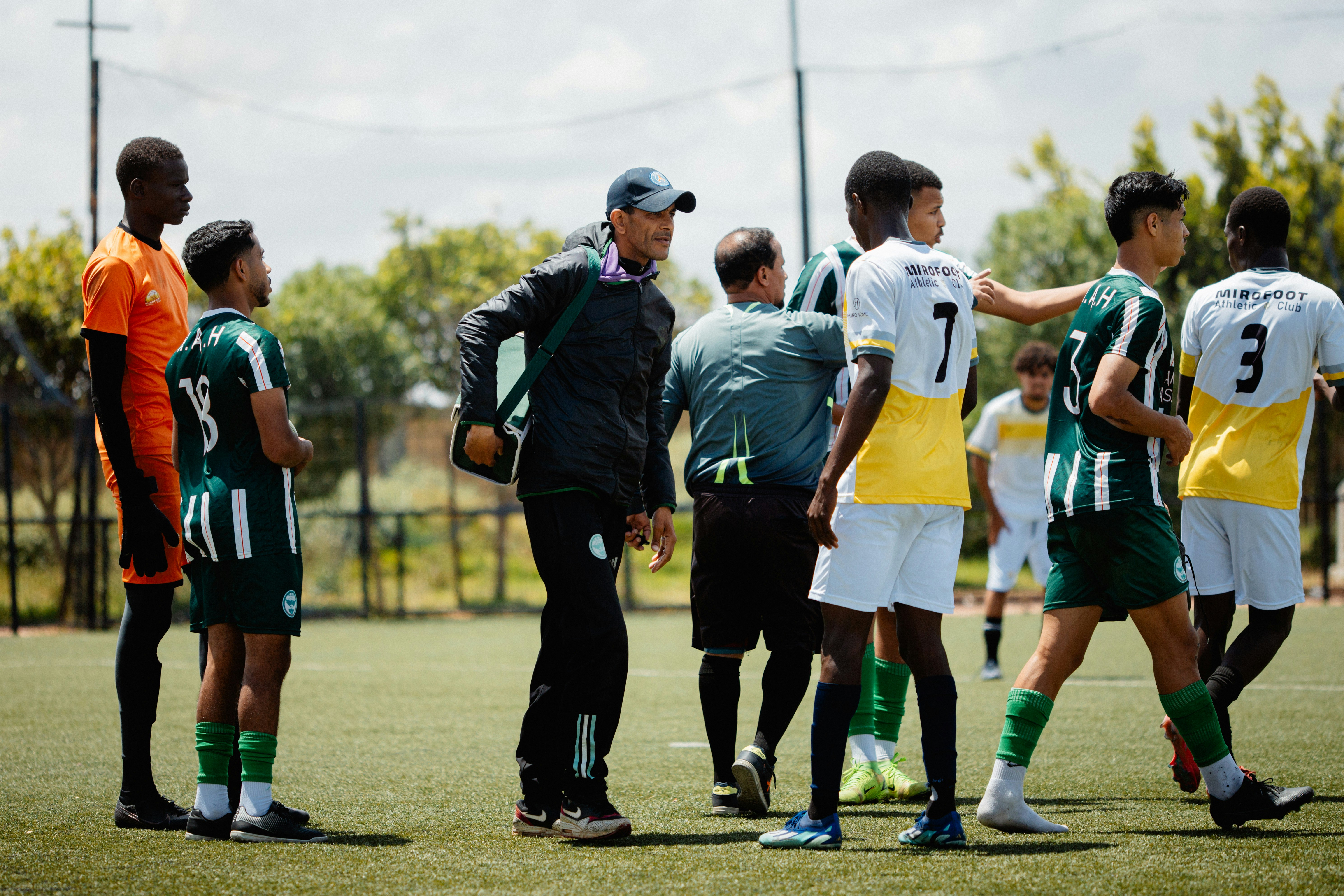 Jugadores reclamando una decisión arbitral en área central