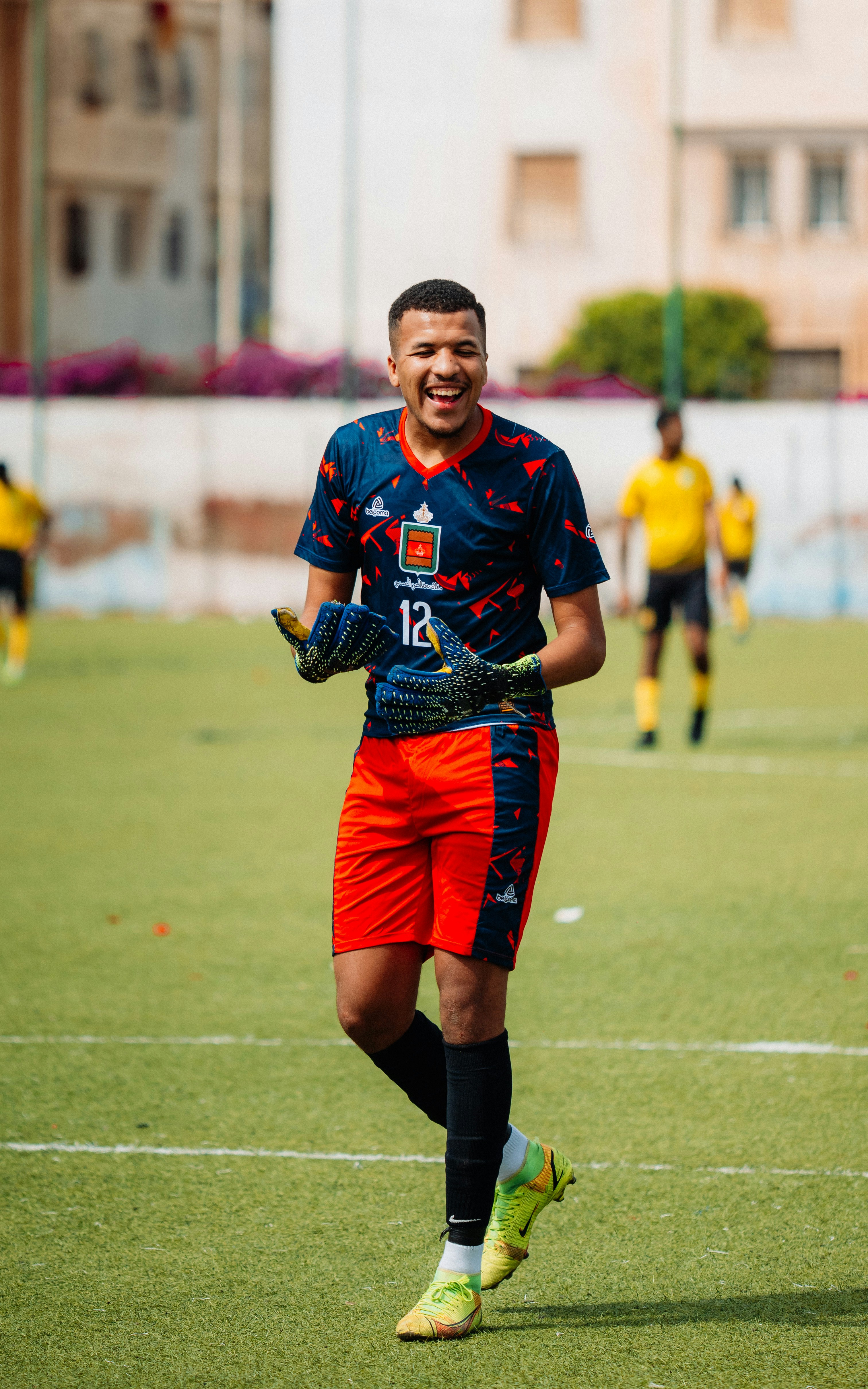 Il portiere del calcio festeggia sul campo.