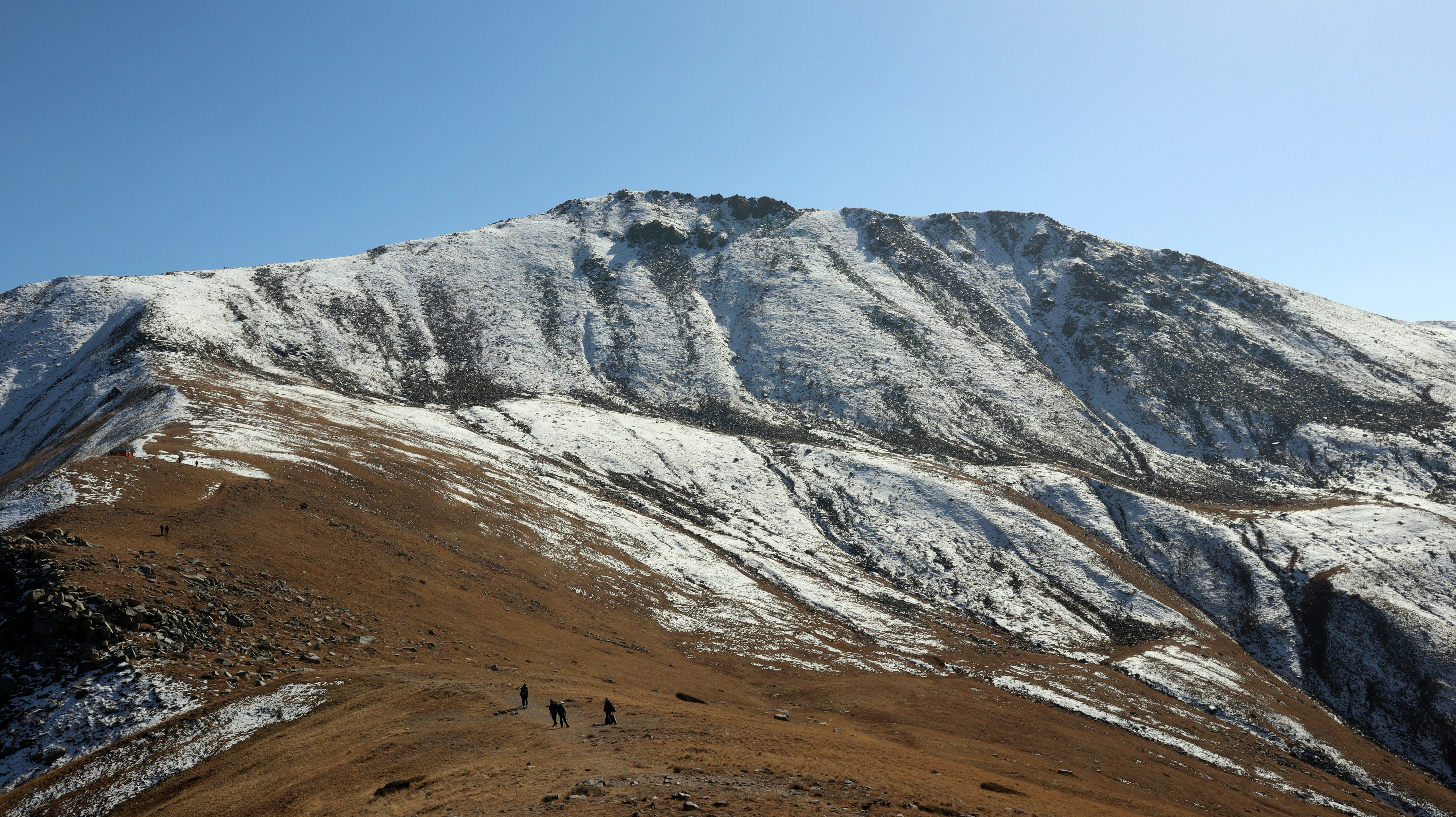 Verschneite Berglandschaft an einem klaren, sonnigen Tag.