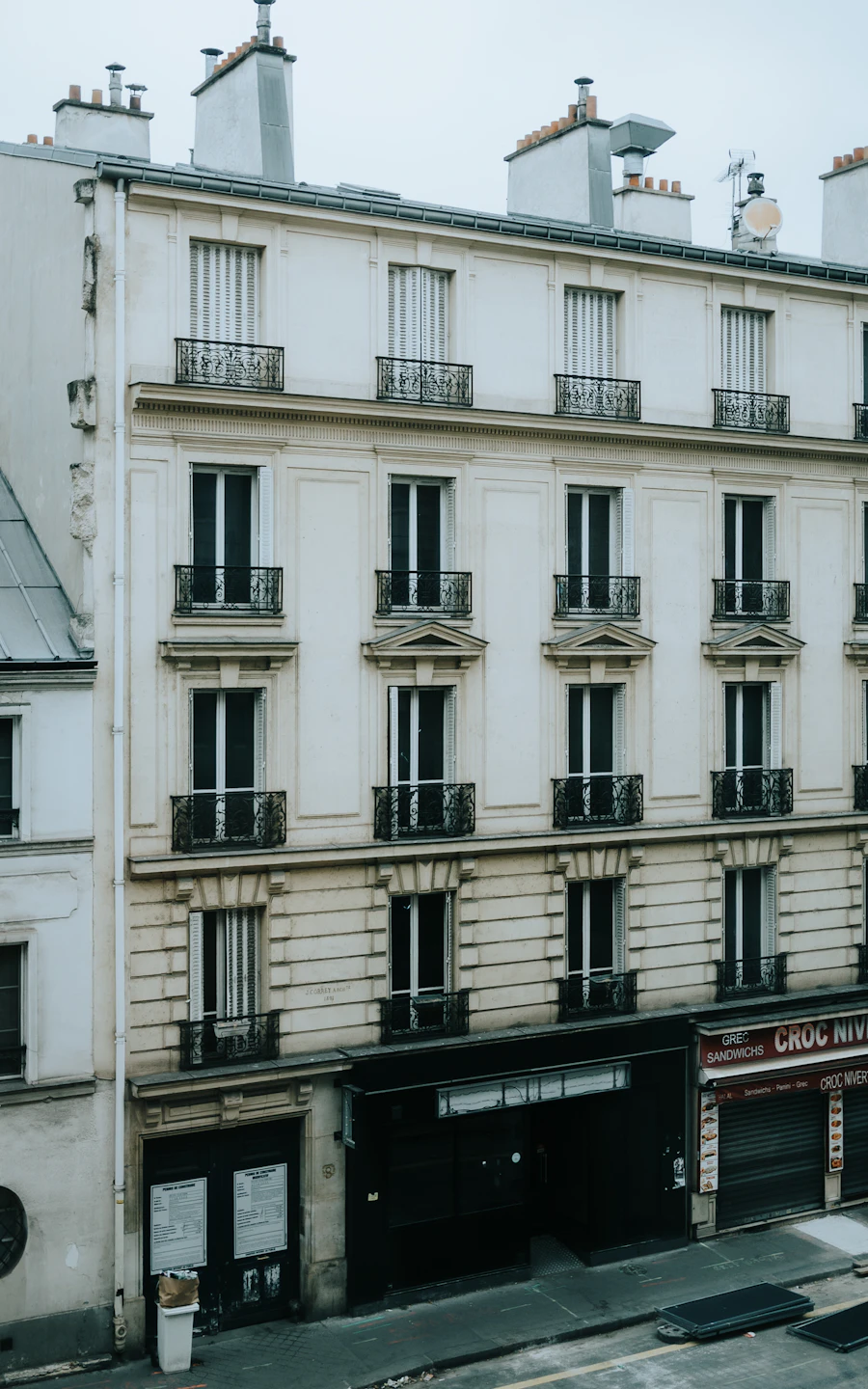 Façade haussmannienne classique d'un immeuble parisien