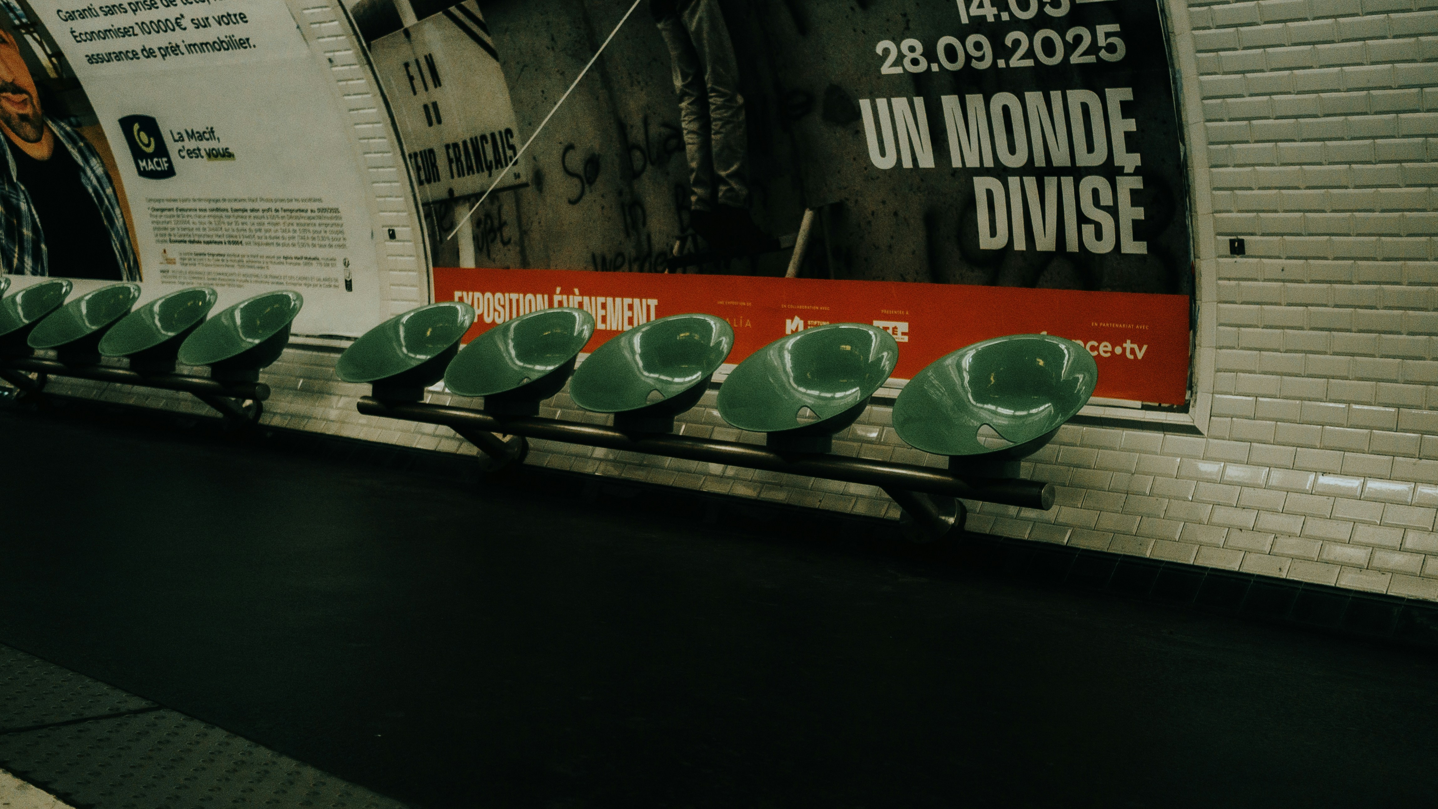 Vestuario de fútbol vacío antes de un partido nocturno