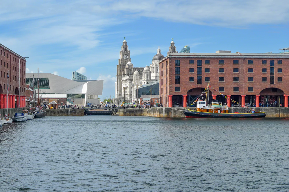 Albert Dock w Liverpoolu z Liver Building w tle
