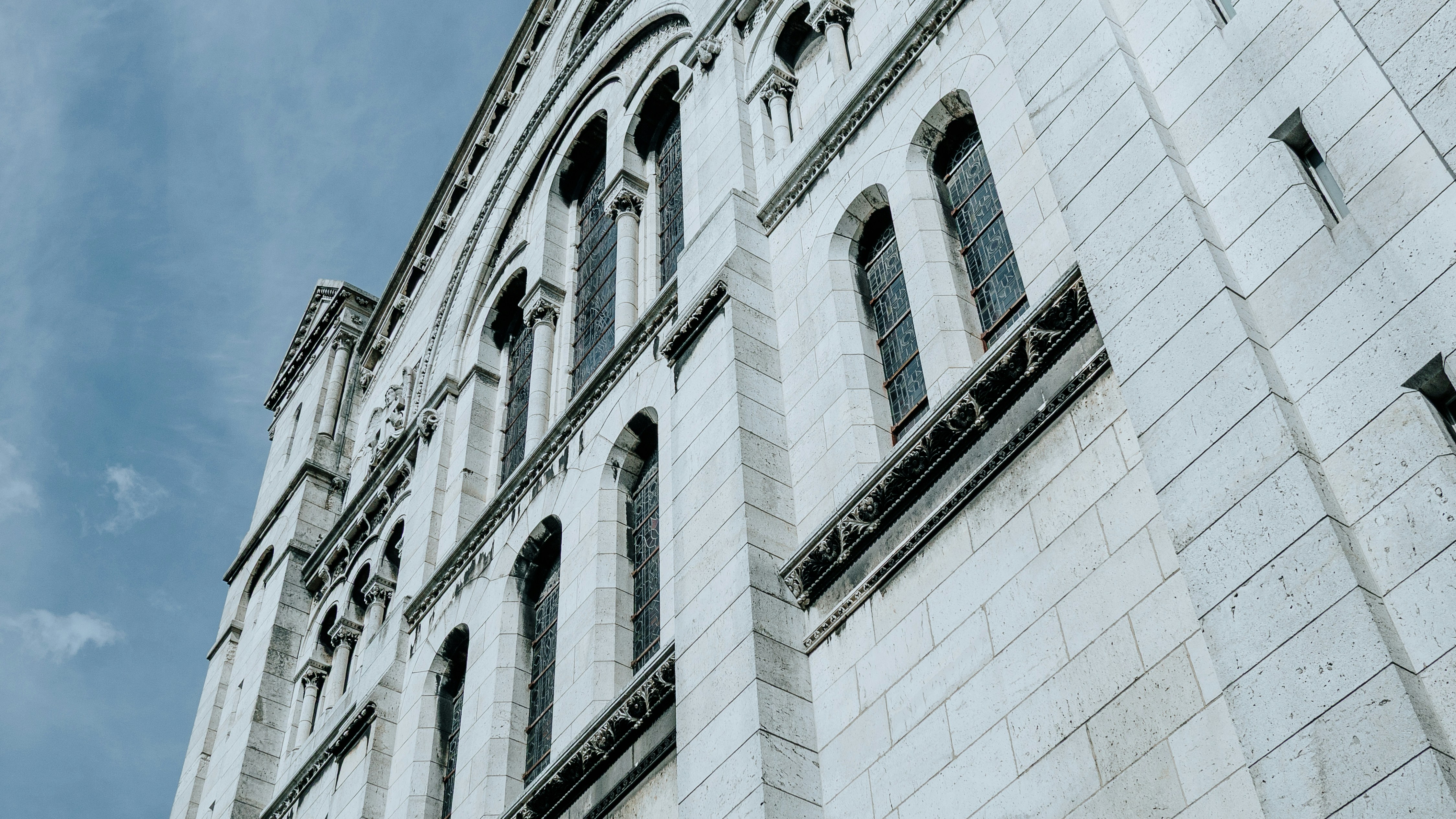Un edificio alto y ornamentado contra el cielo nublado.