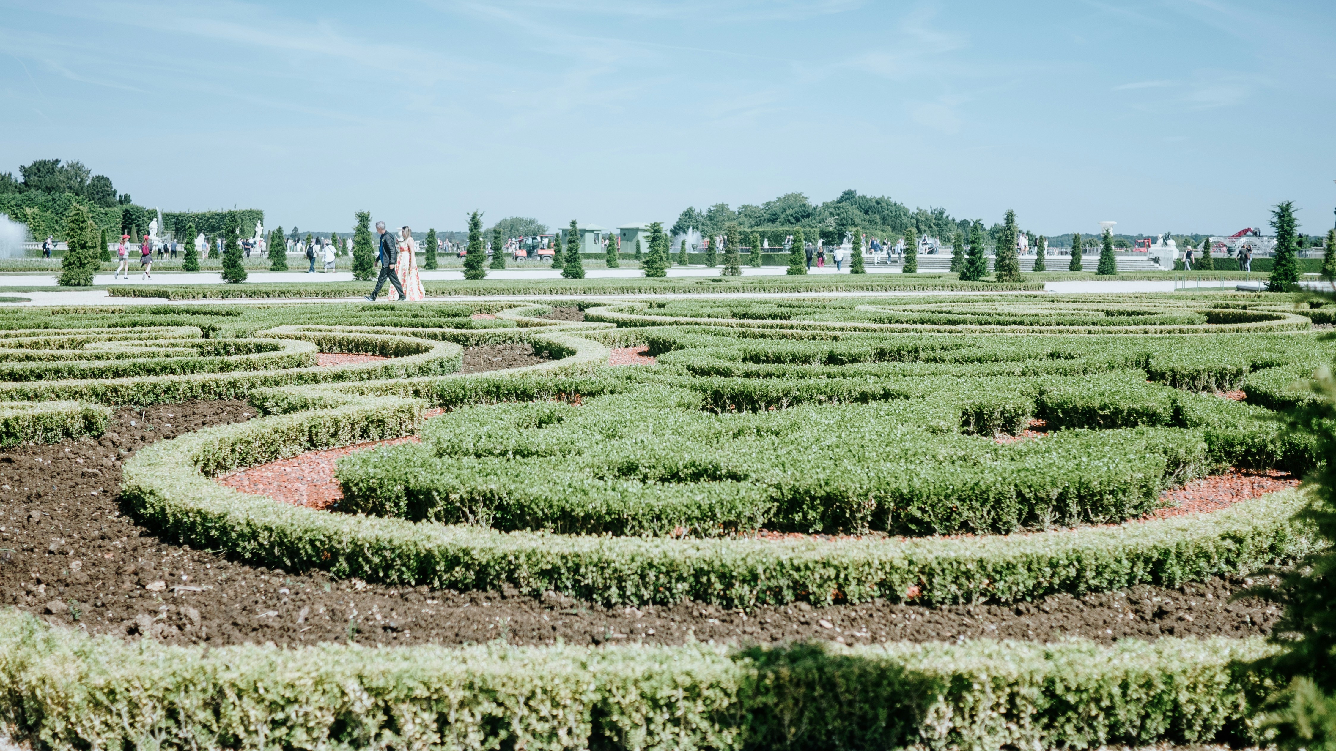 Una persona camina por un hermoso jardín.