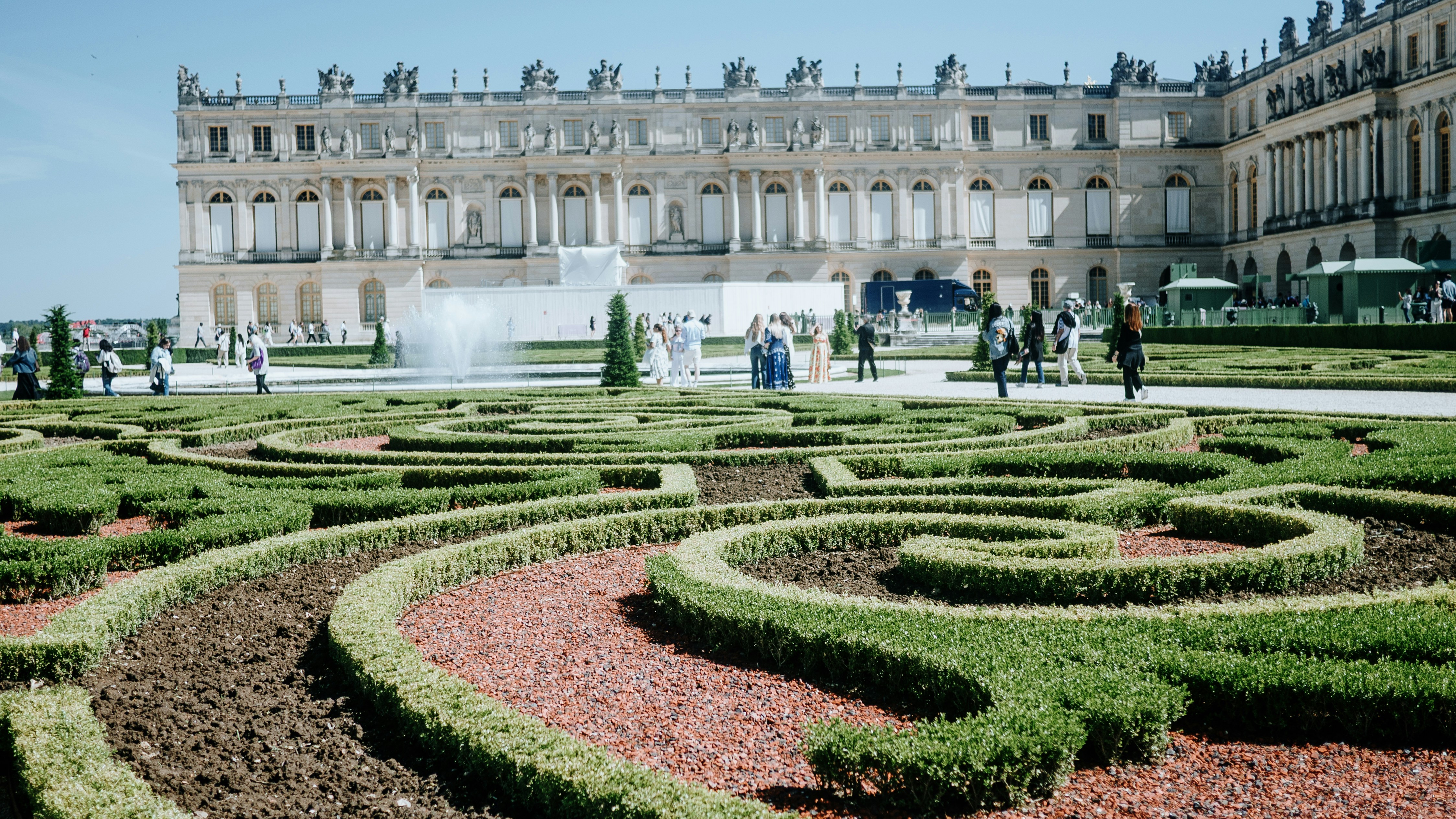 Los jardines ornamentales conducen a un gran edificio.