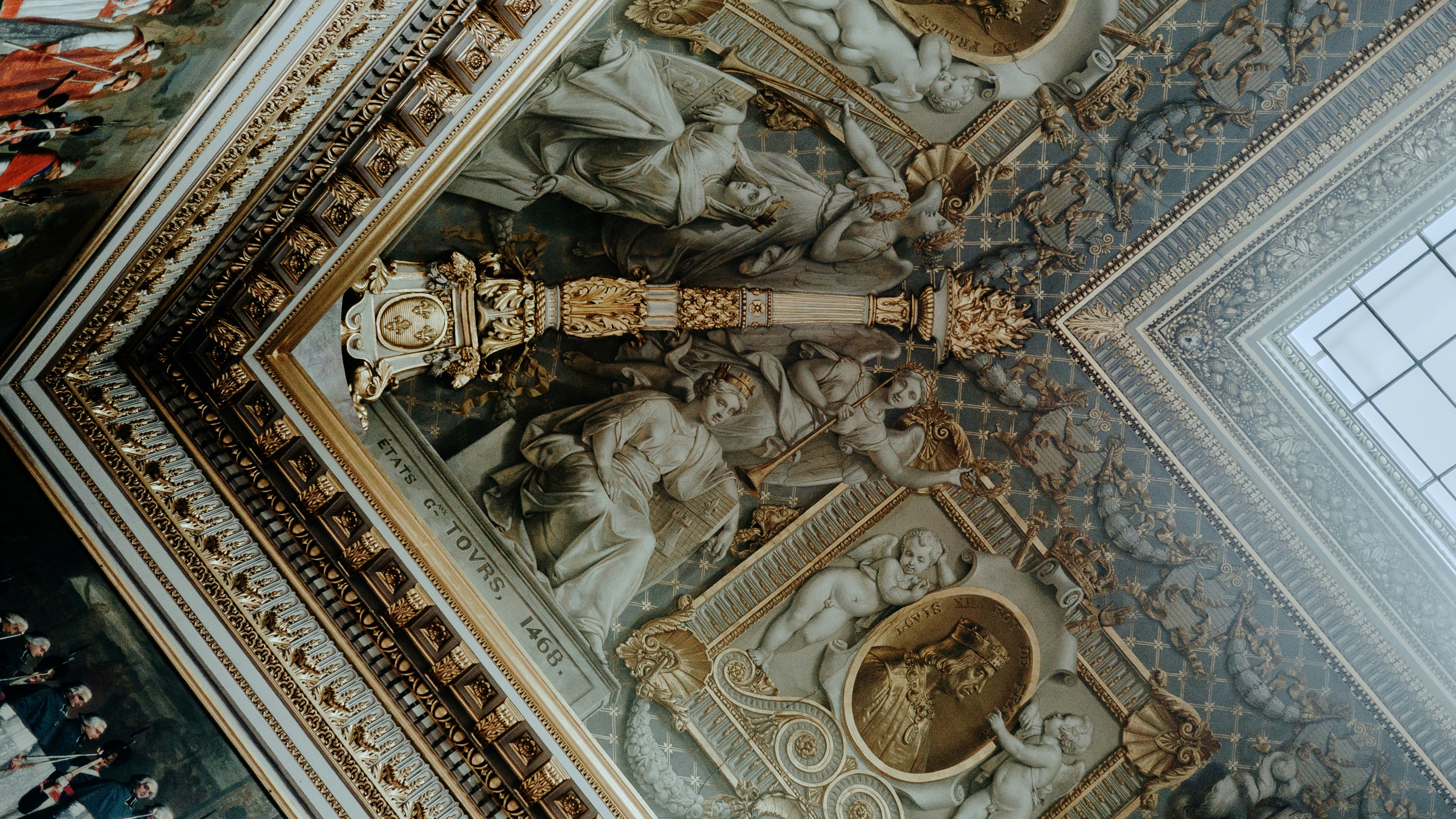 Decoraciones ornamentadas y detalladas en el techo con tallas y oro.