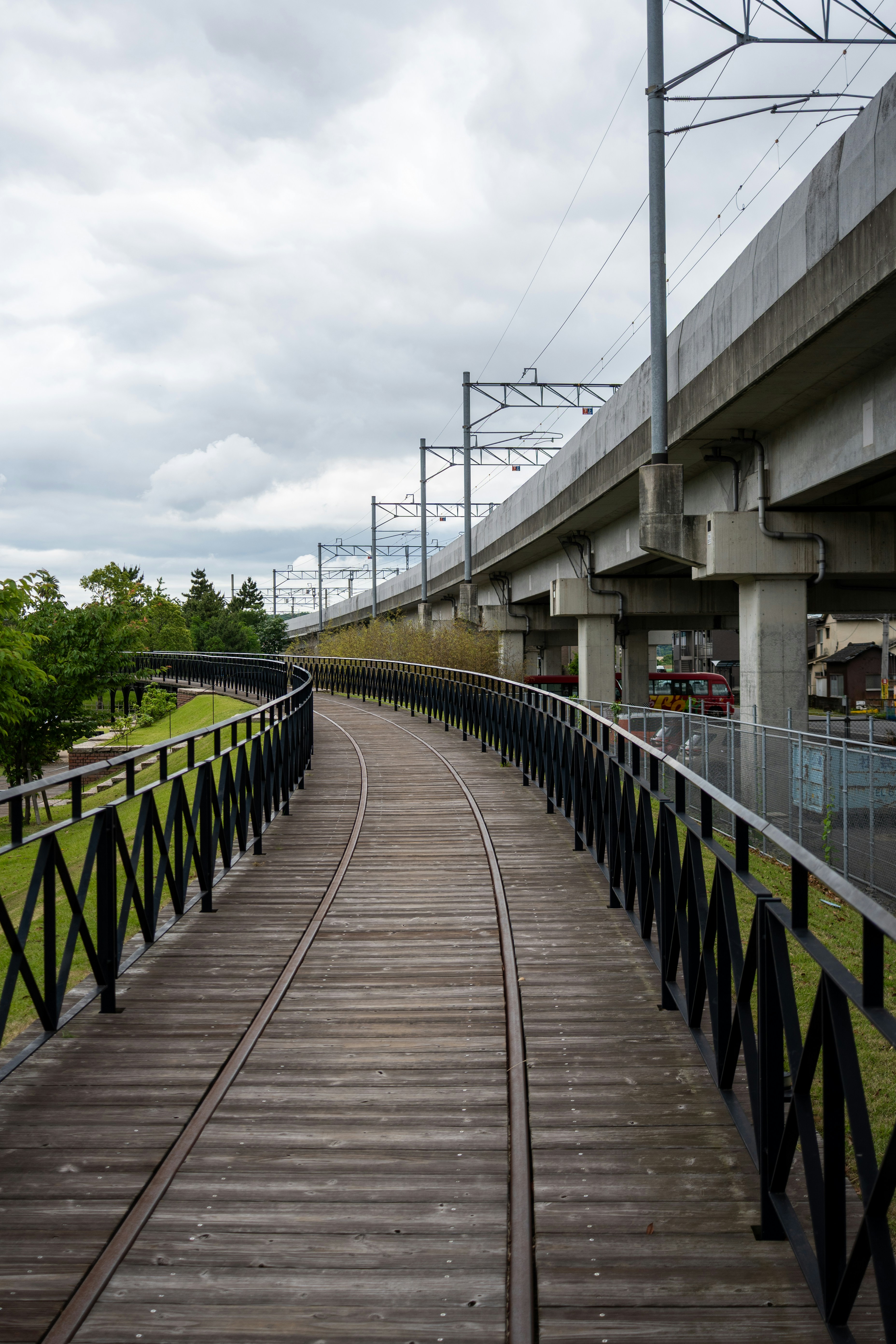Las vías del tren serpentean por debajo de un paso elevado. foto – Imagen  de Coche gratuita en Unsplash, image size:3000x4500