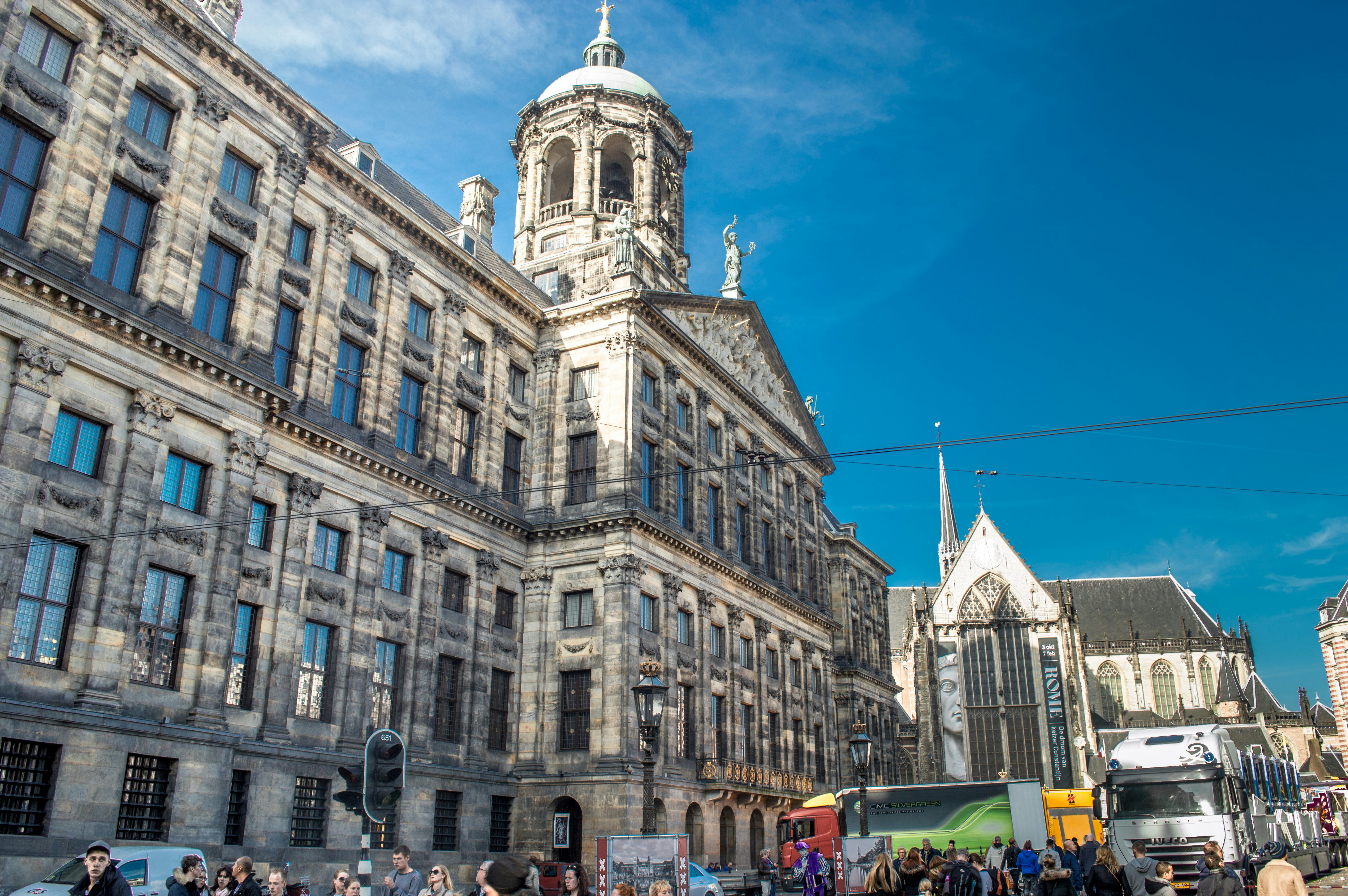 Le palais royal d’Amsterdam se dresse sur un ciel bleu éclatant.