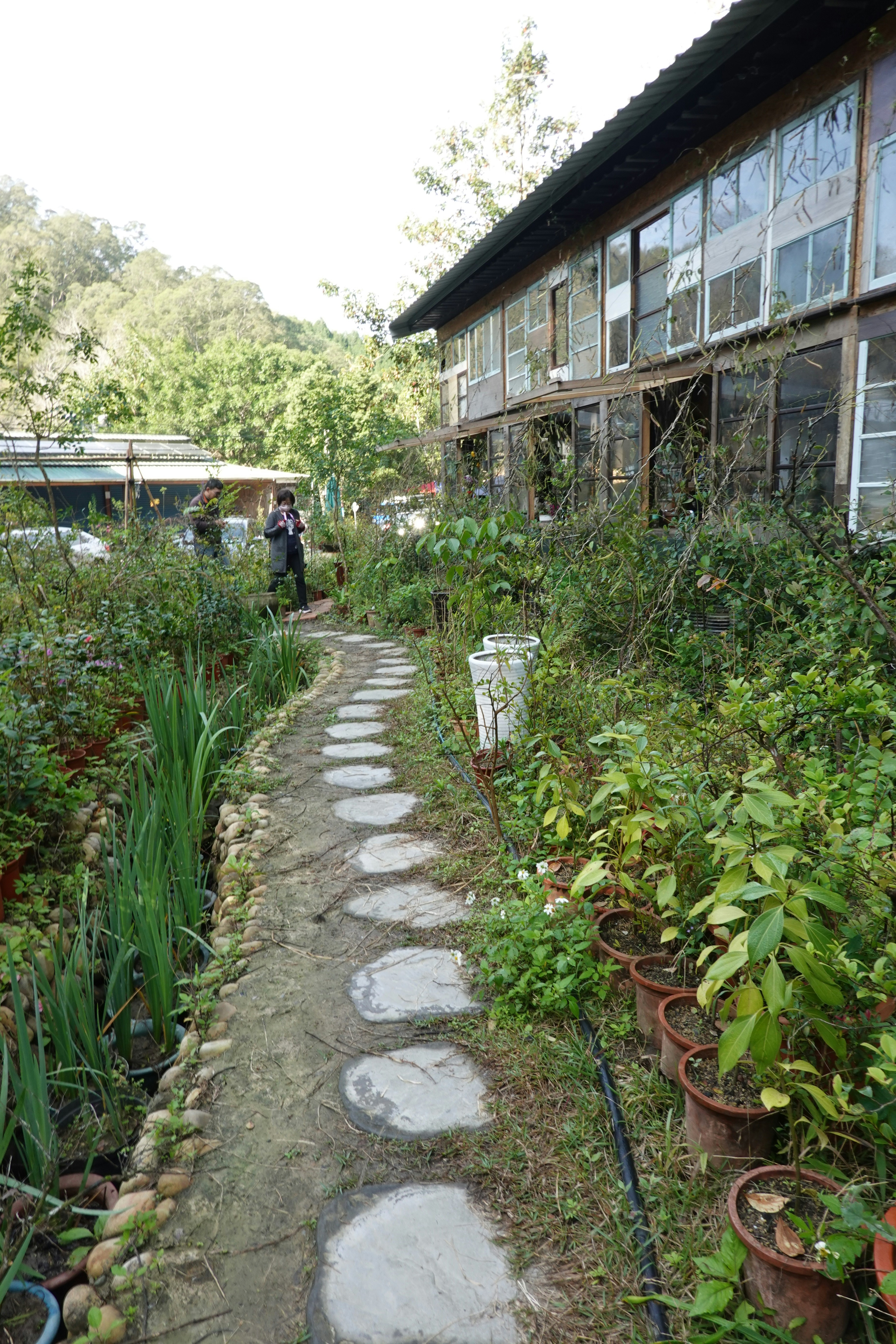 A stone path leads to a wooden building. photo – Free Car Image on Unsplash