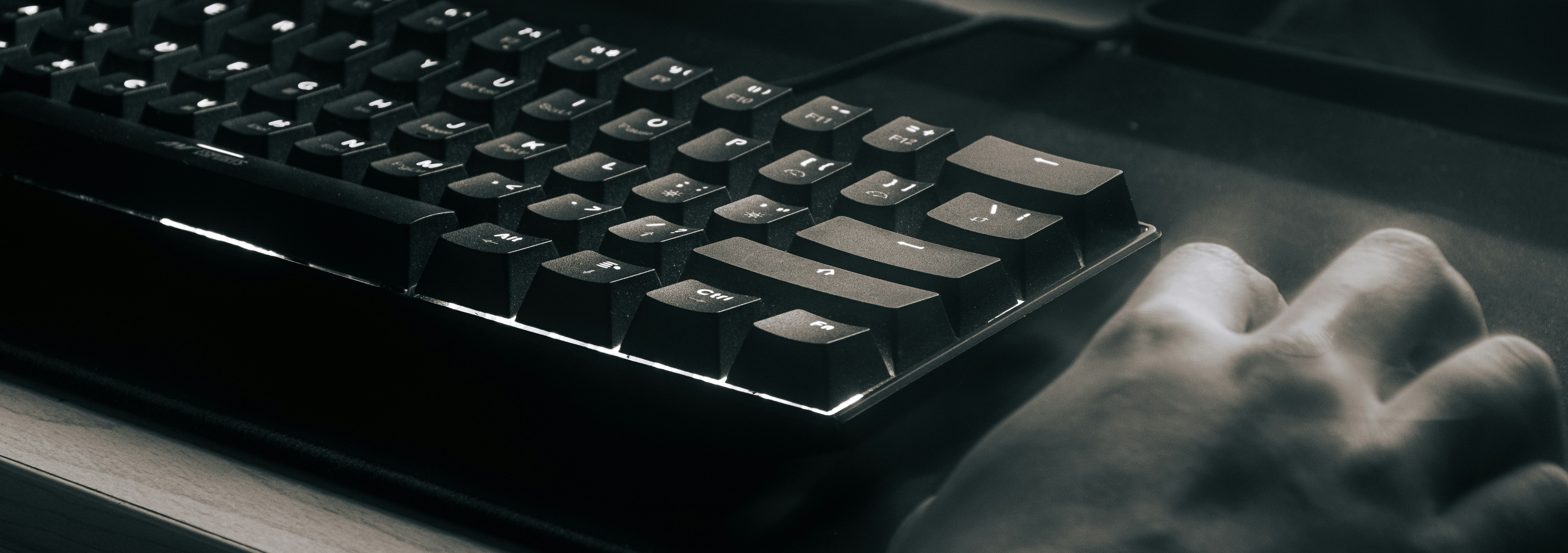 how does deepseeks r1 model handle noisy data inputs