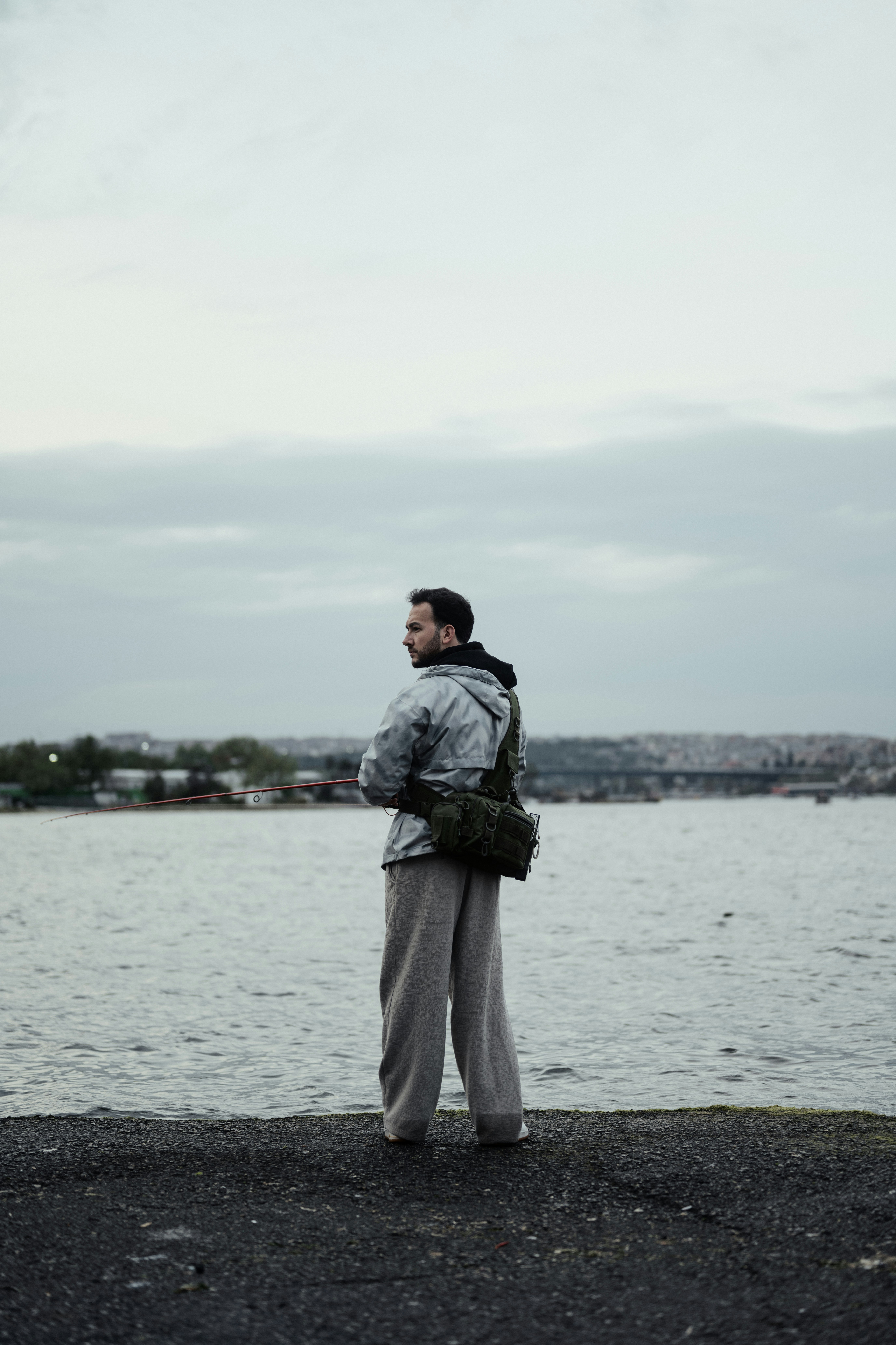 Um homem olha para a água.