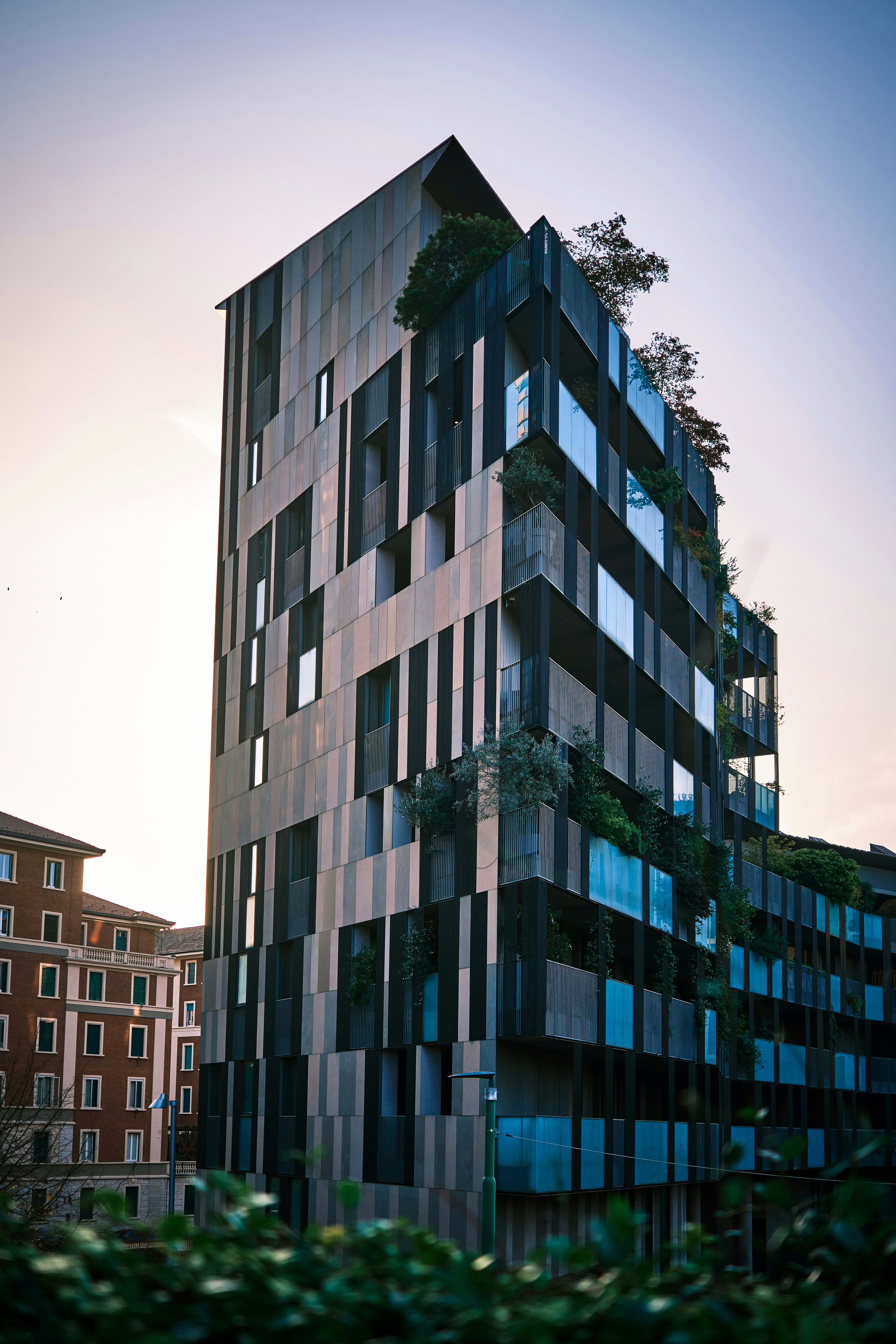 A modern, textured building with rooftop greenery. photo – Free Italien ...