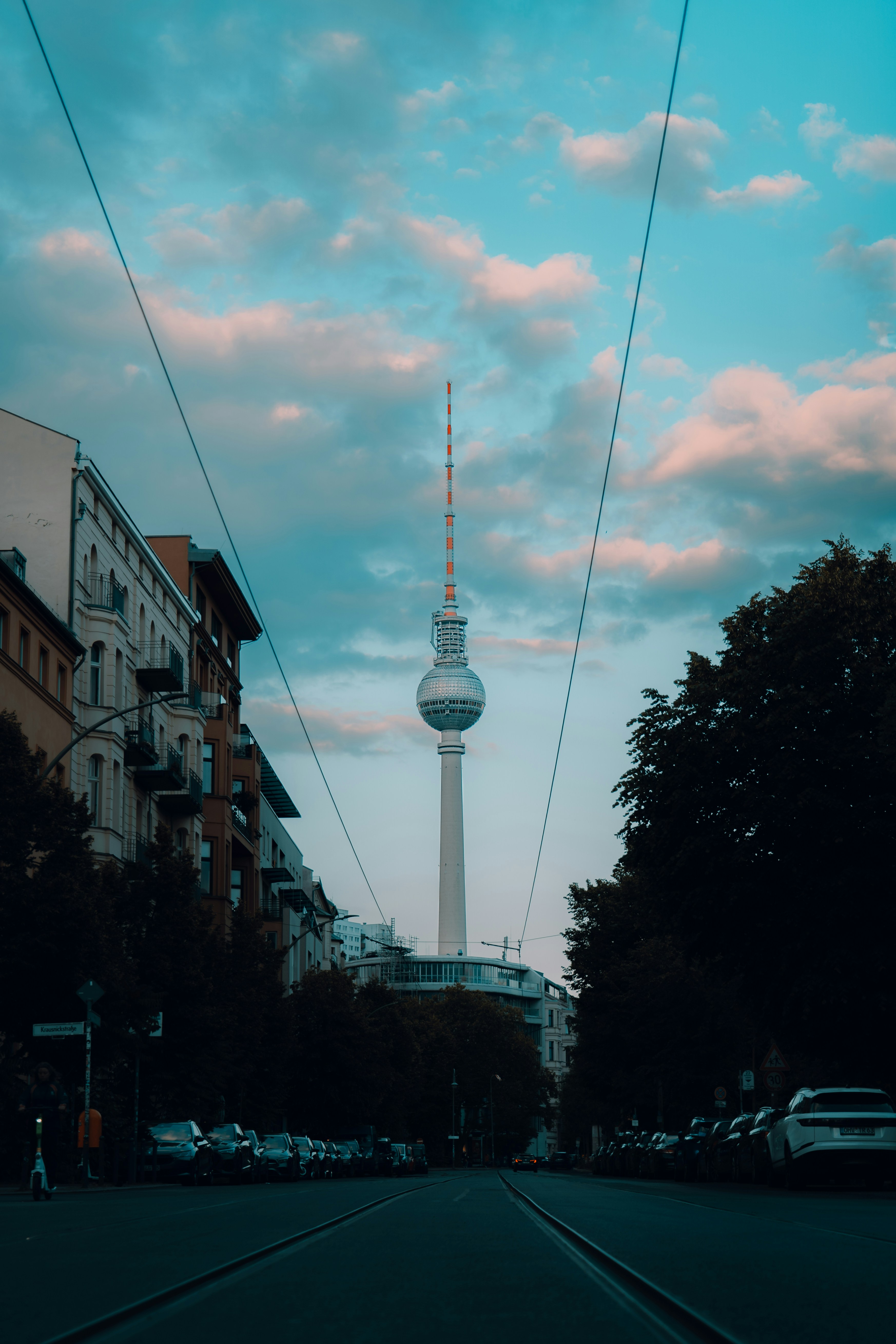 A torre de TV de Berlim fica alta entre os edifícios.