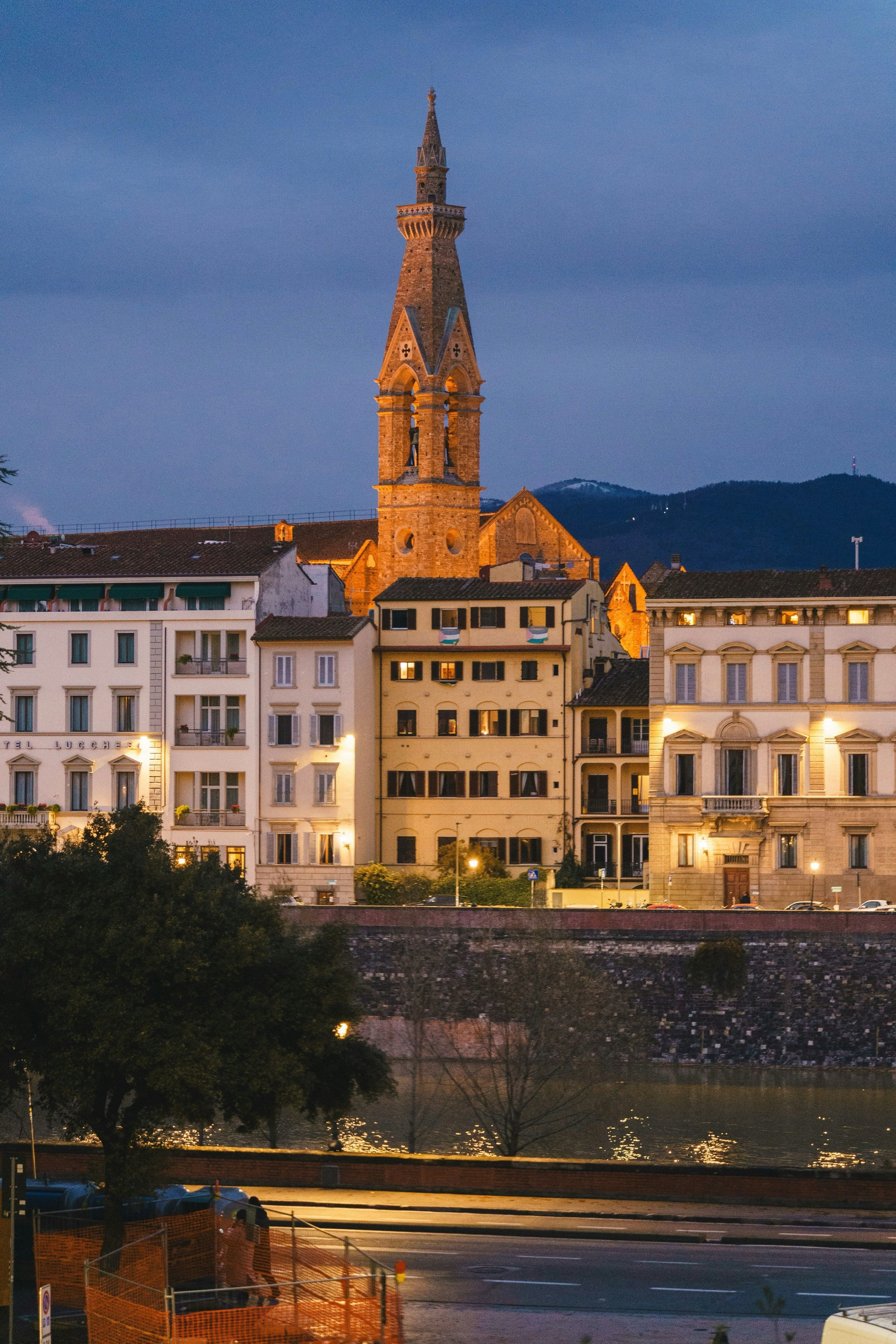 Gli edifici vengono illuminati vicino all'acqua al tramonto.