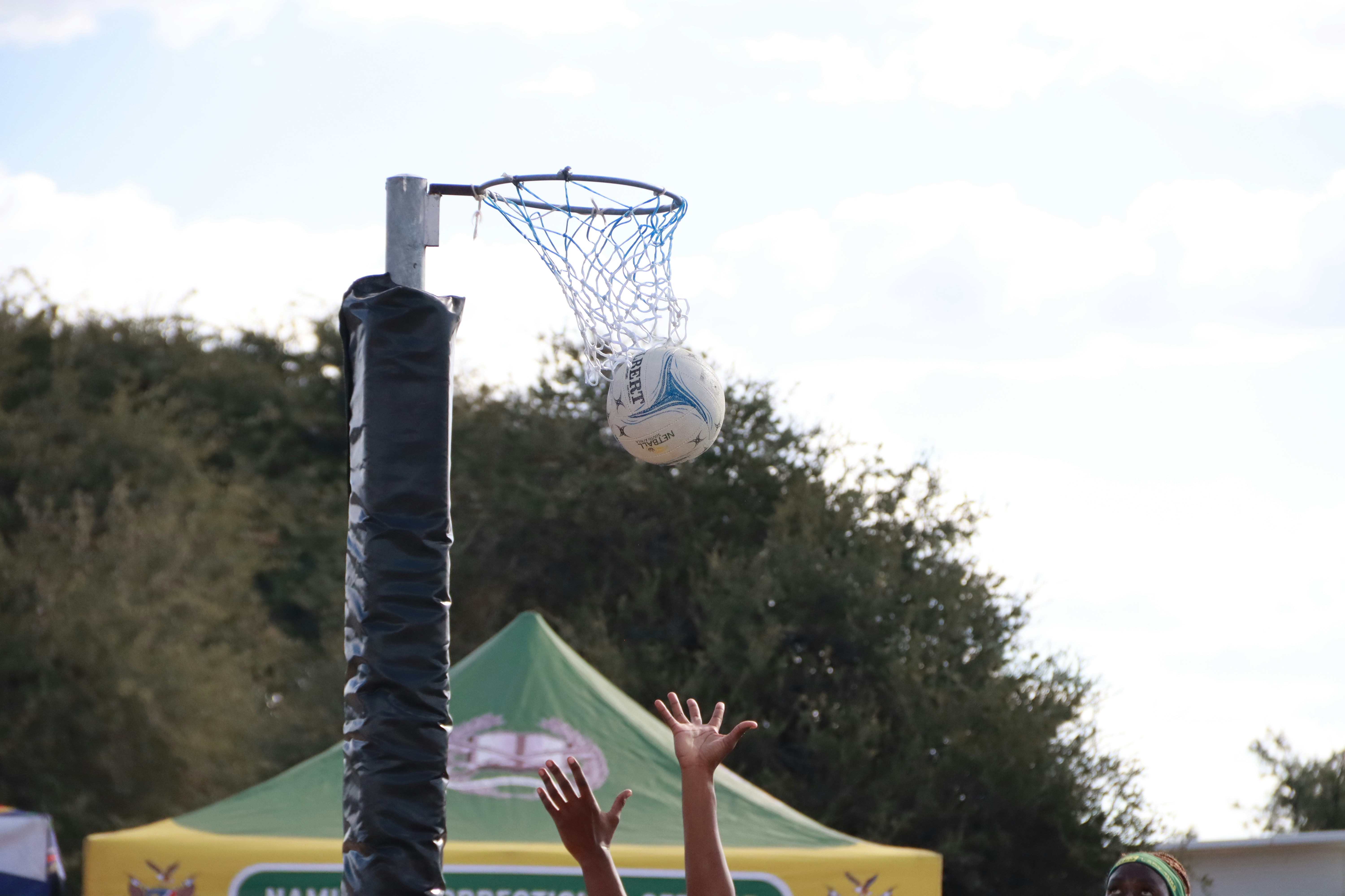 Uma bola de rede atravessa o aro!