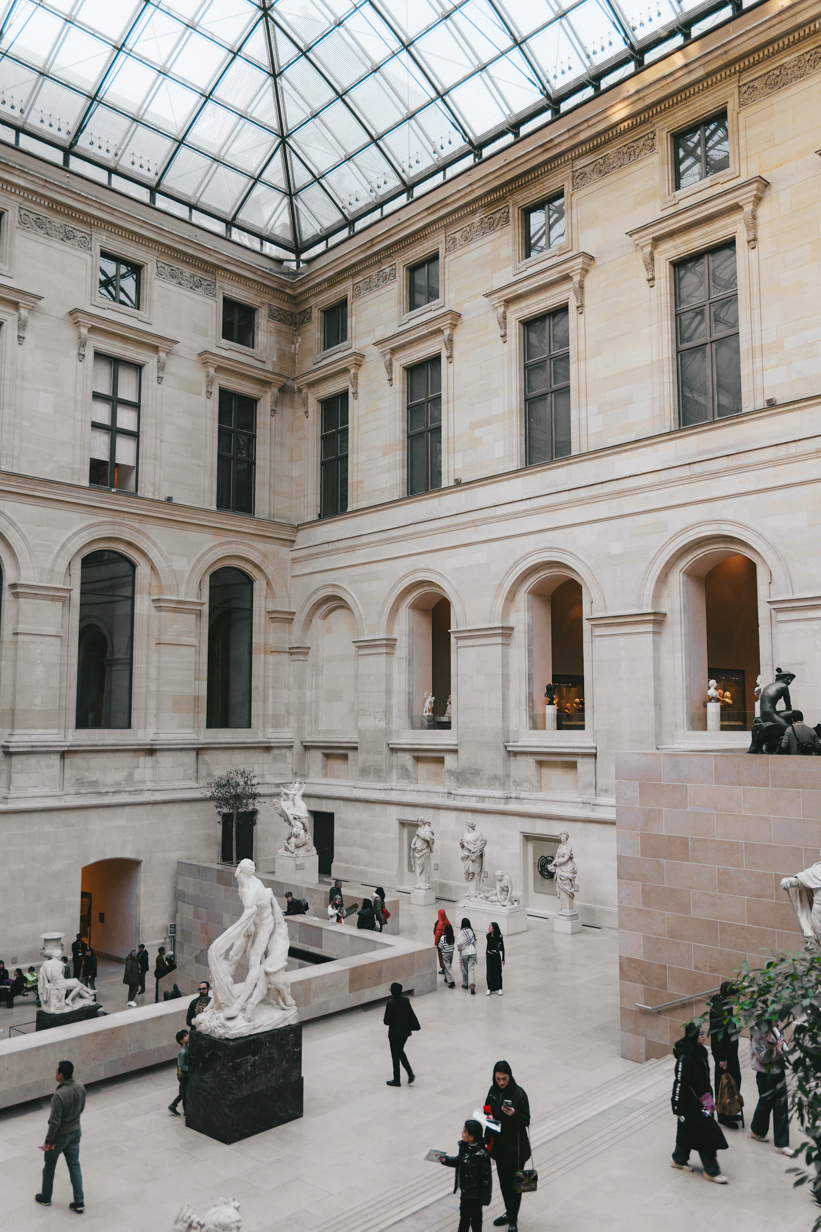 Grande galerie de musée (Louvre, Paris) — image d'illustration