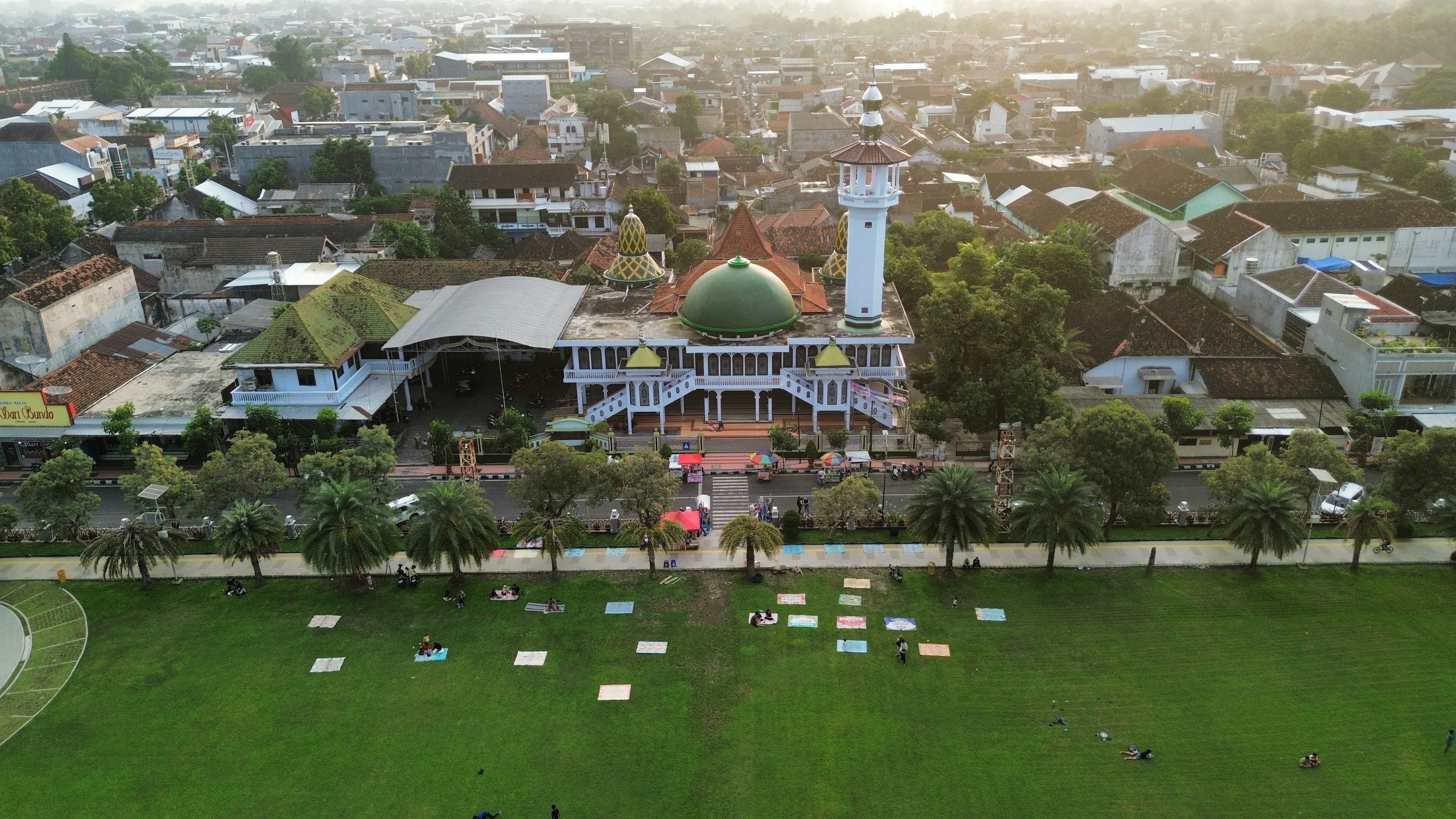 Masjid dan ruang hijau di sebuah kota.