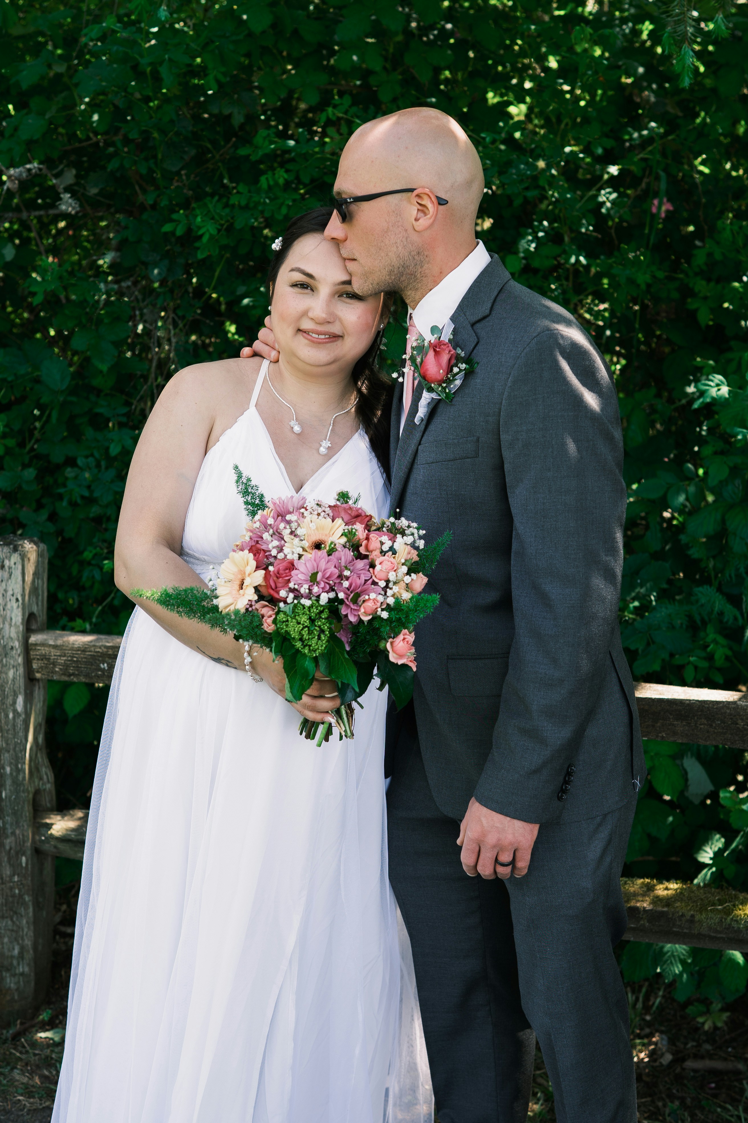 Los recién casados comparten un momento amoroso después de la ceremonia.