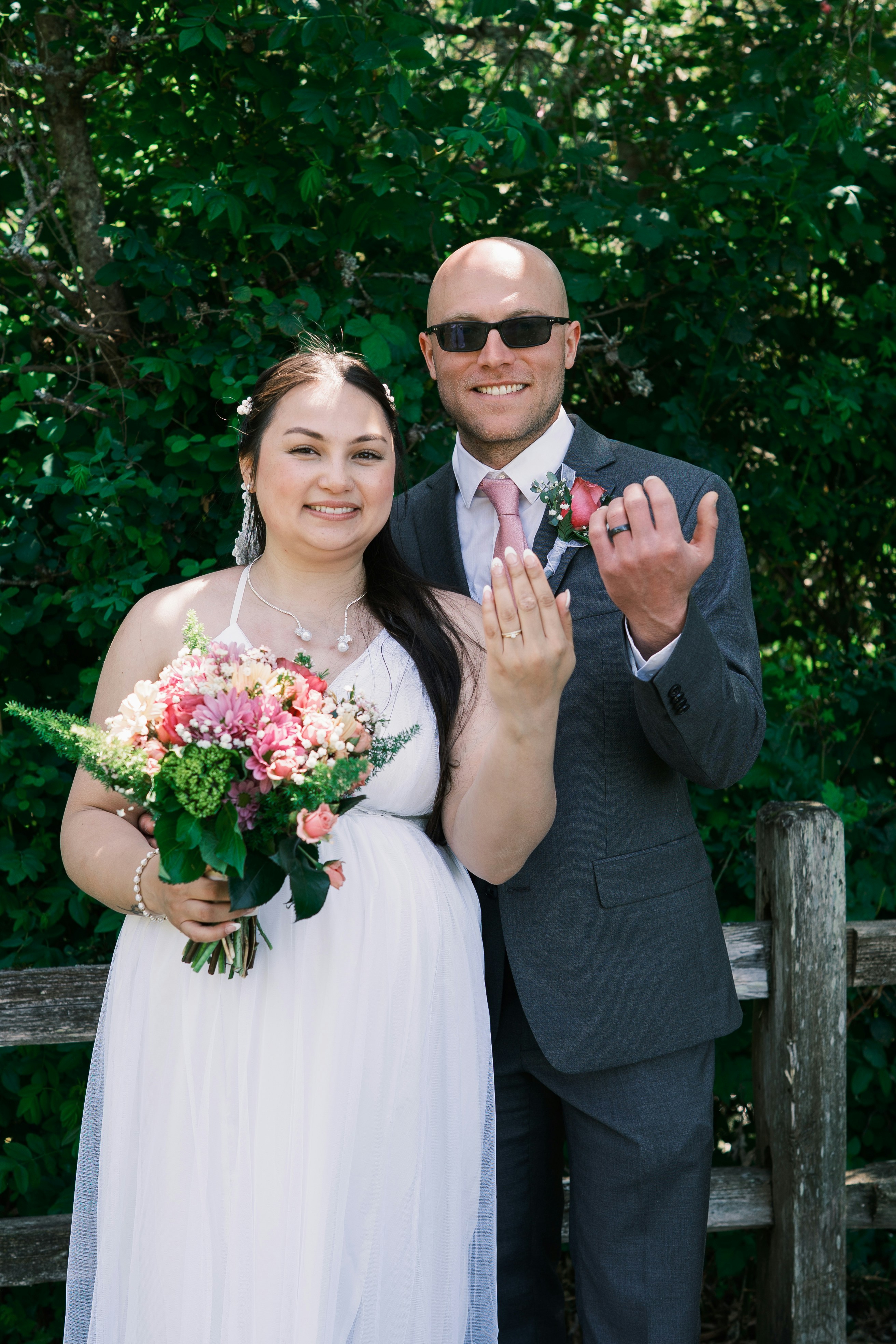 Una pareja de recién casados muestra sus anillos de boda.