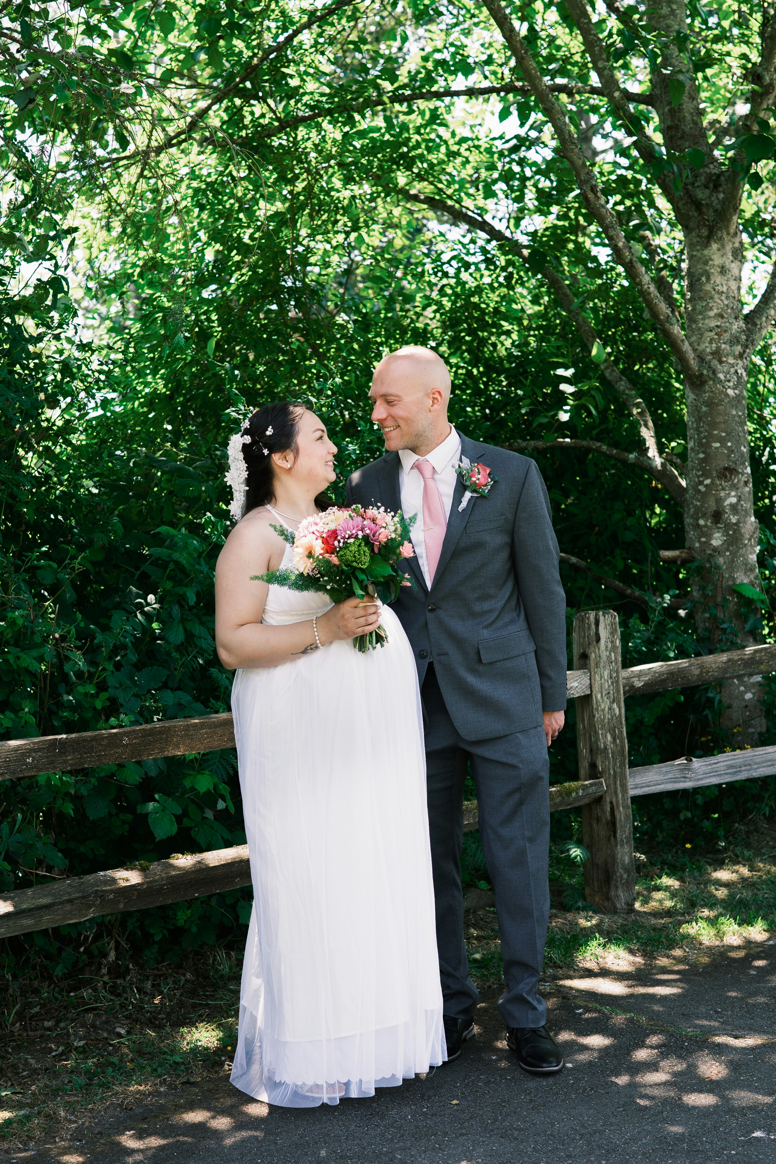 Una pareja de recién casados sonríe alegremente juntos.