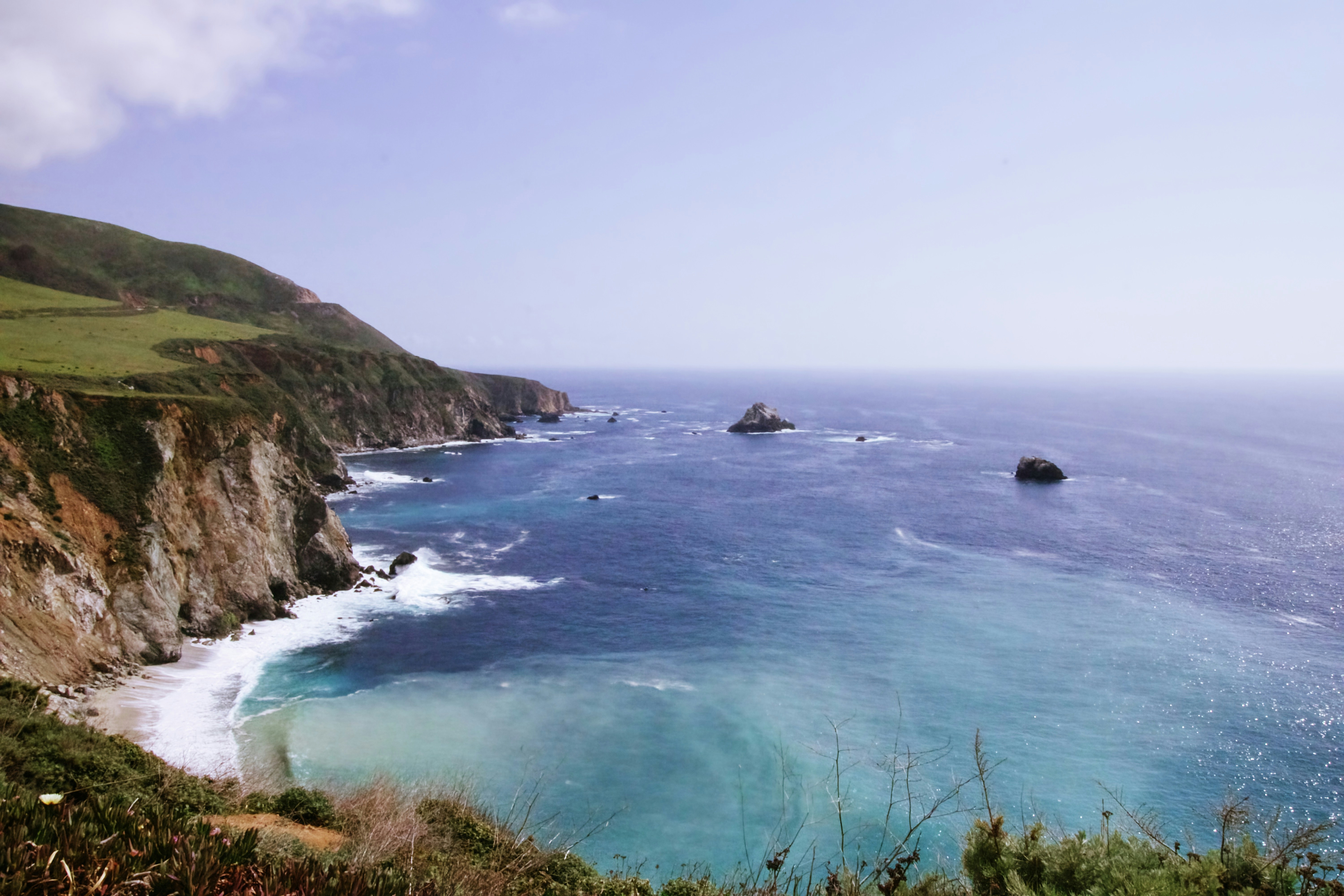 海風景 海岸の崖は明るい空の下で海と出会います。の写真 – Unsplashの