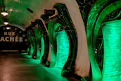 Tunel de metro iluminado de verde dentro del mundo de Harry Potter en Epic Universe