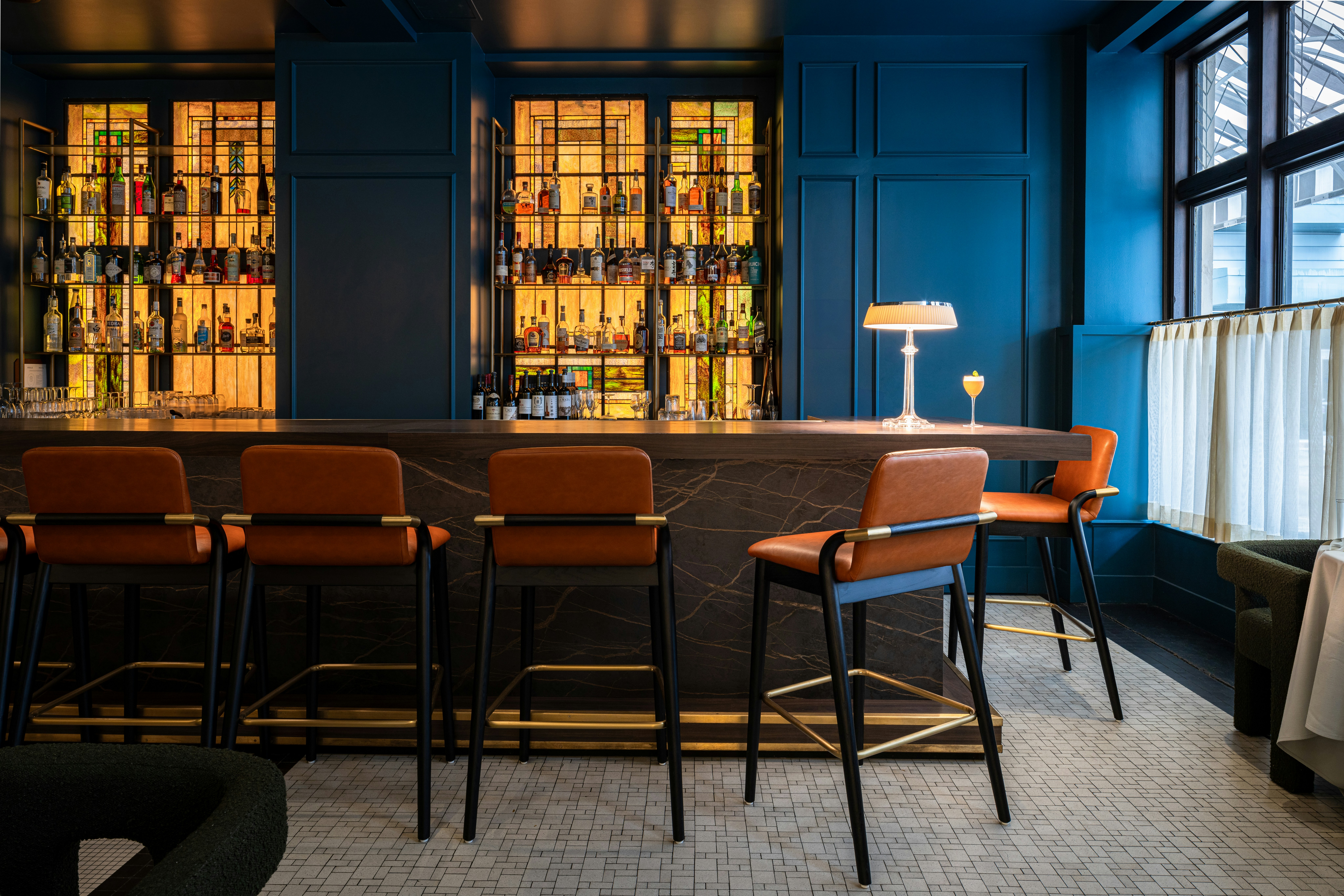 Un elegante bar con cómodos asientos.