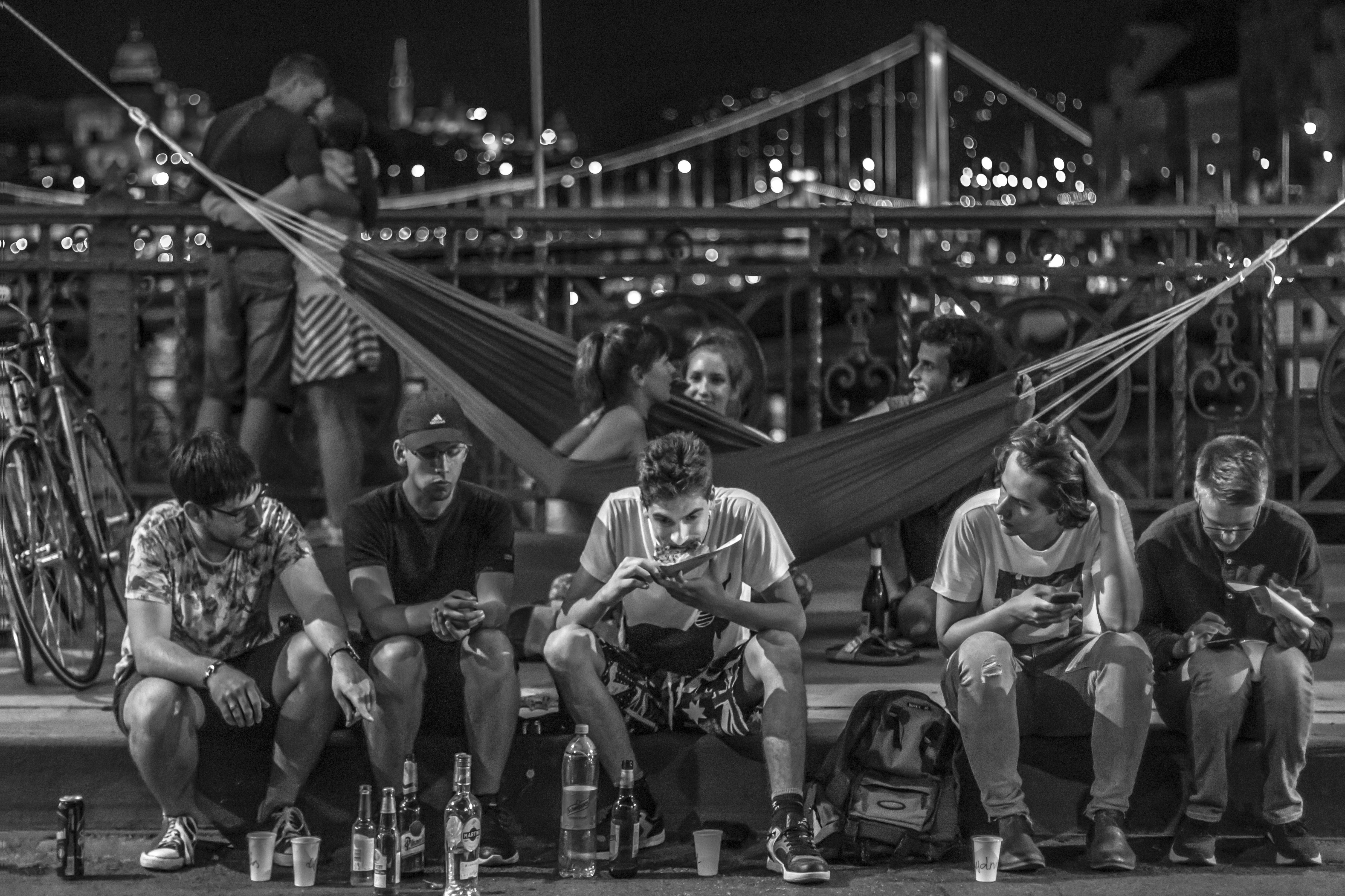 Suplentes celebrando una jugada colectiva durante un partido de baloncesto