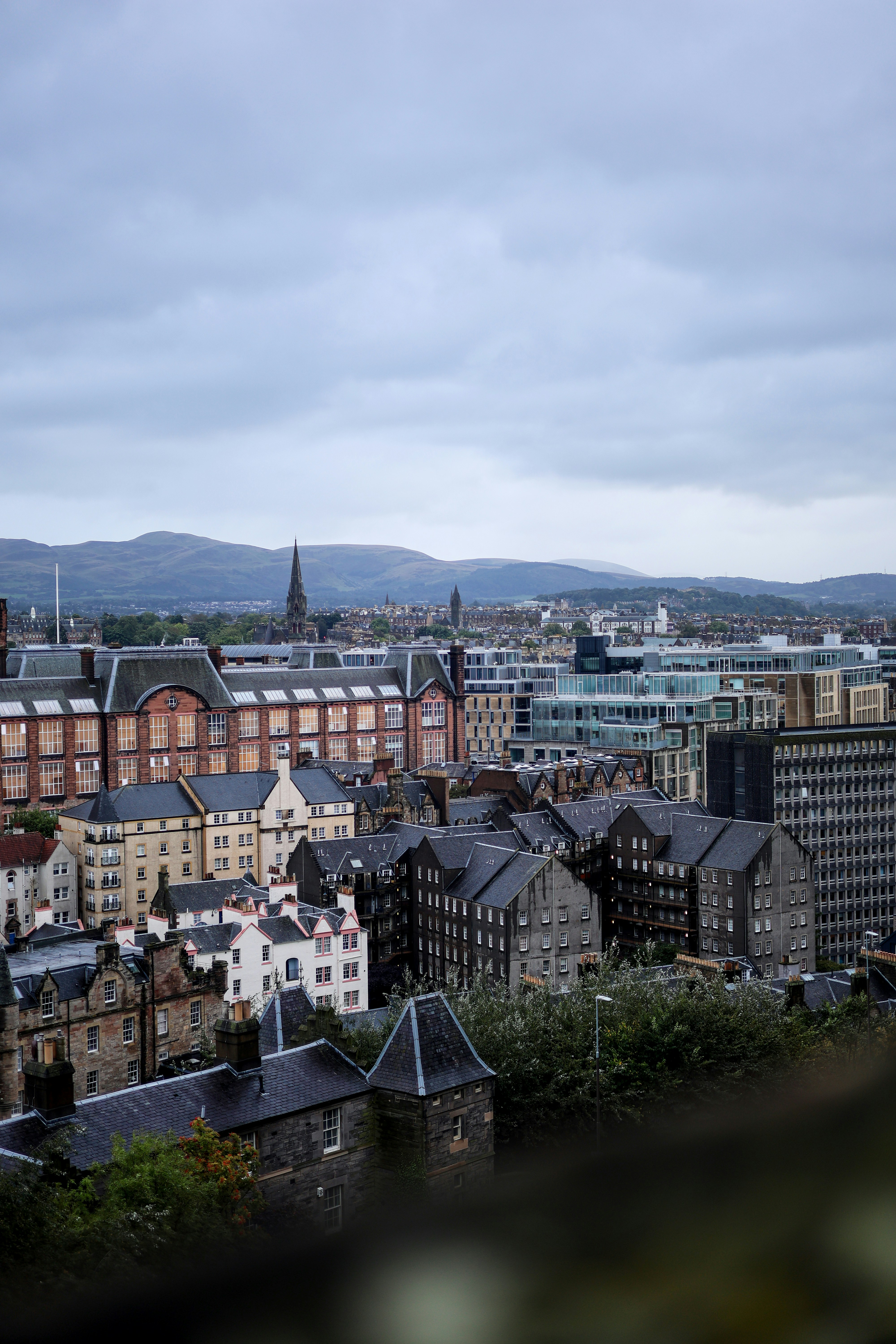 Blick auf das Stadtbild mit Gebäuden und Hügeln.