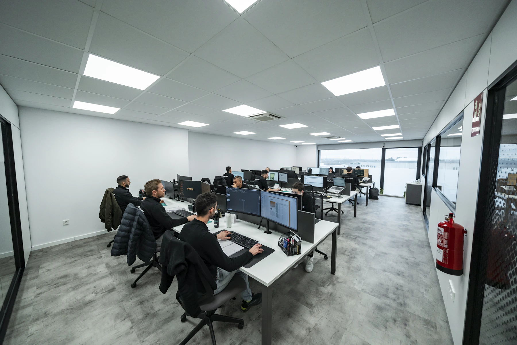 Tým pracující v technologické kanceláři