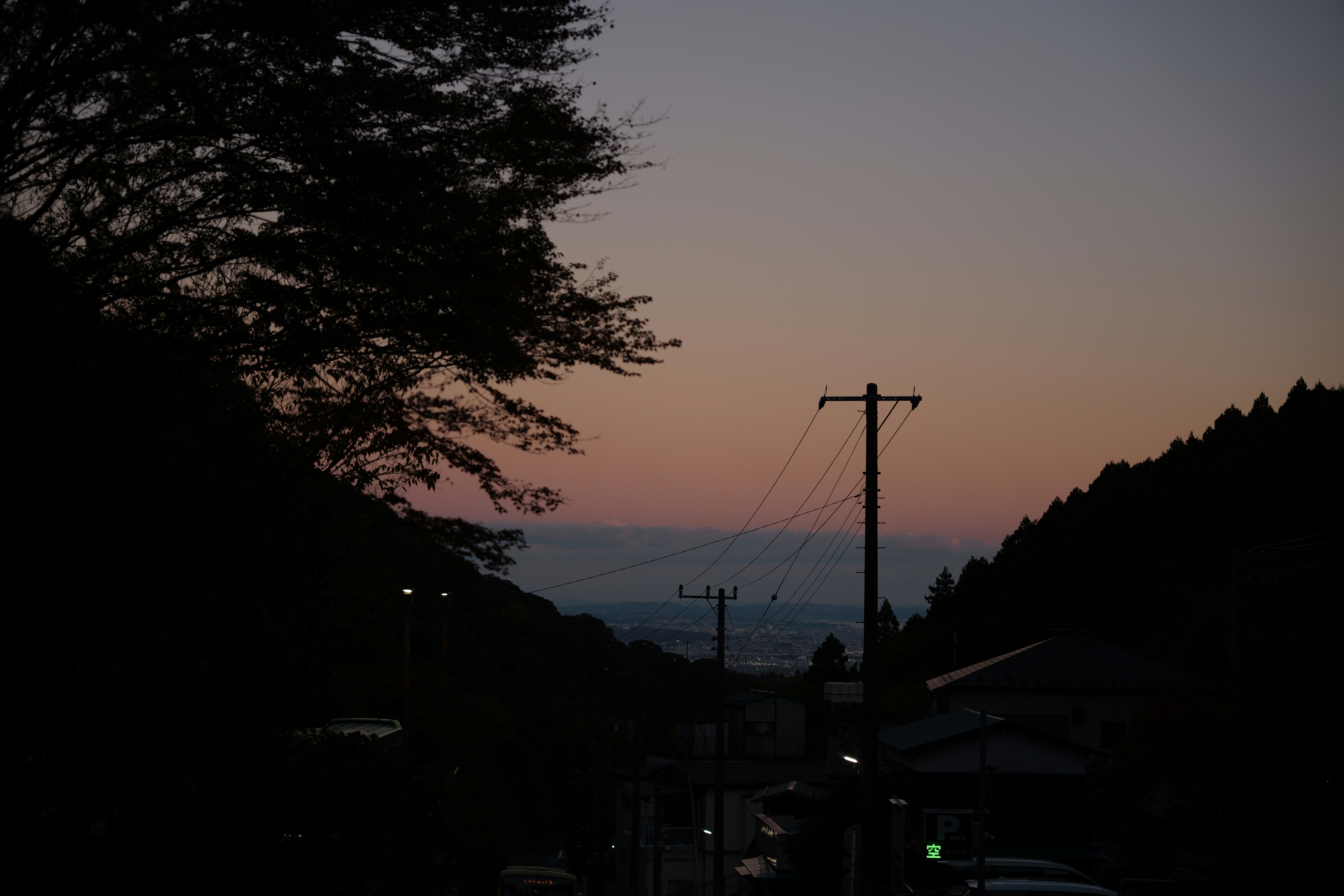 Cielo al atardecer sobre un pueblo rural.