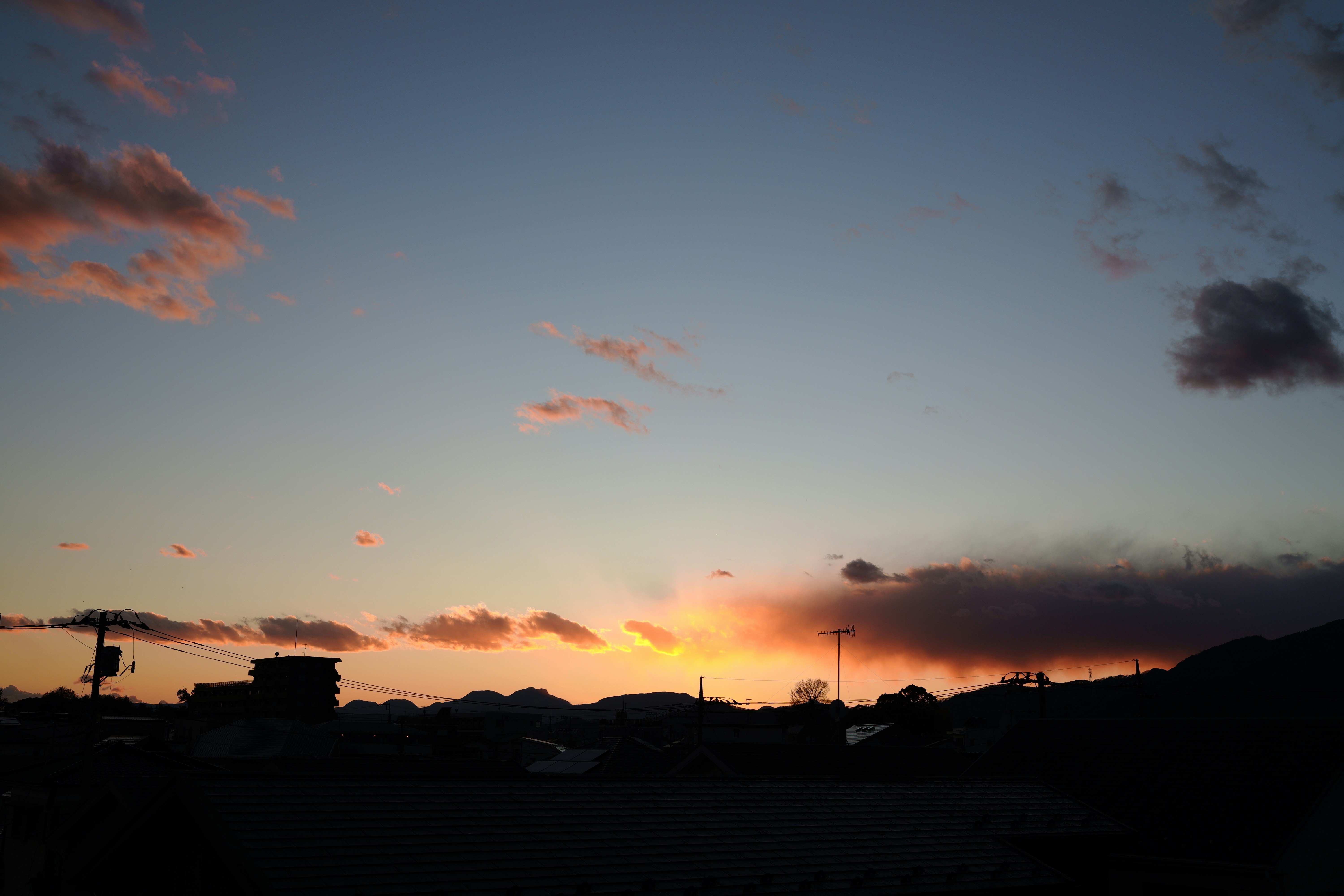 Una hermosa puesta de sol ilumina el horizonte.