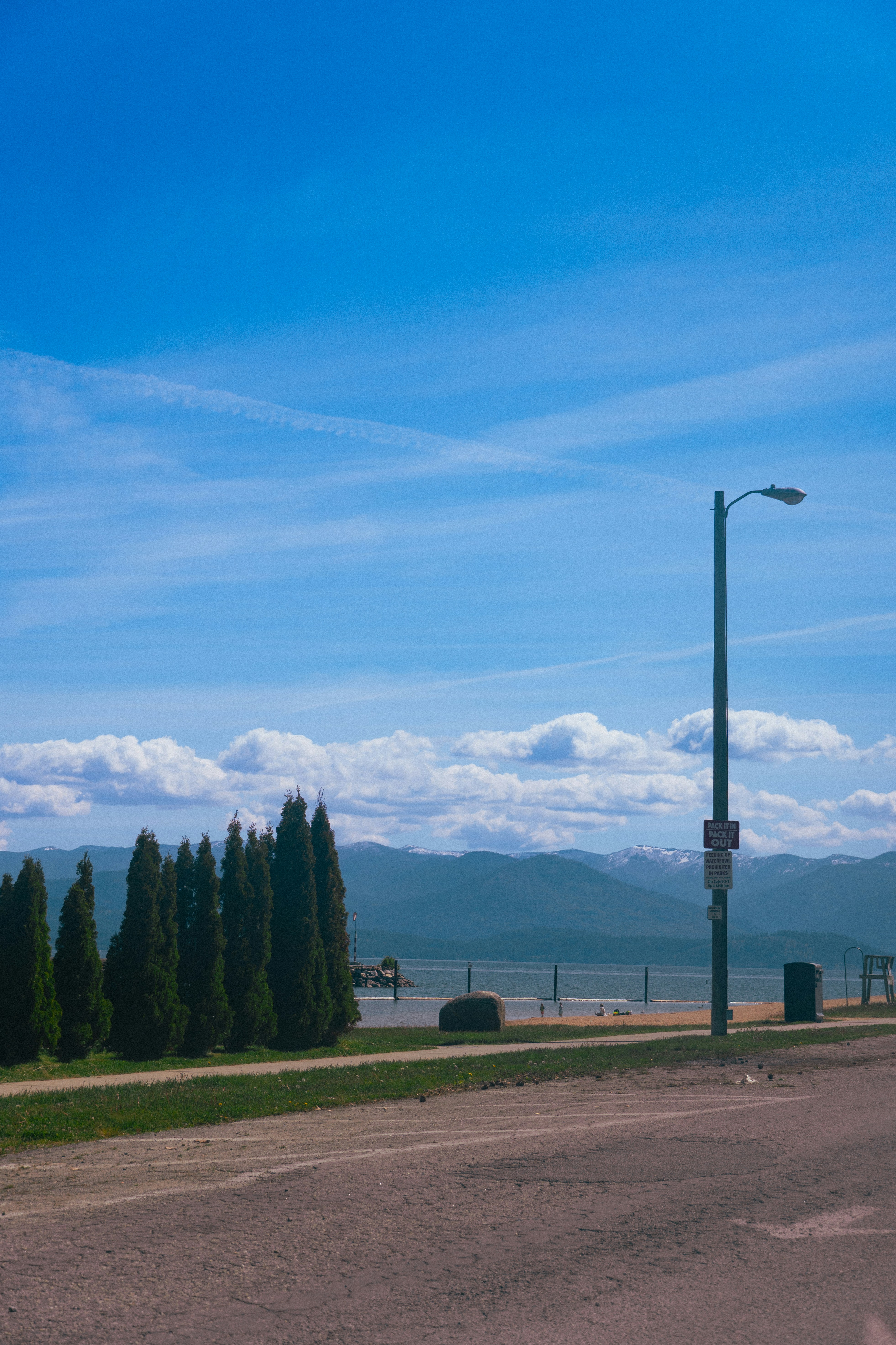 Ein Blick am Straßenrand auf einen See und Berge.