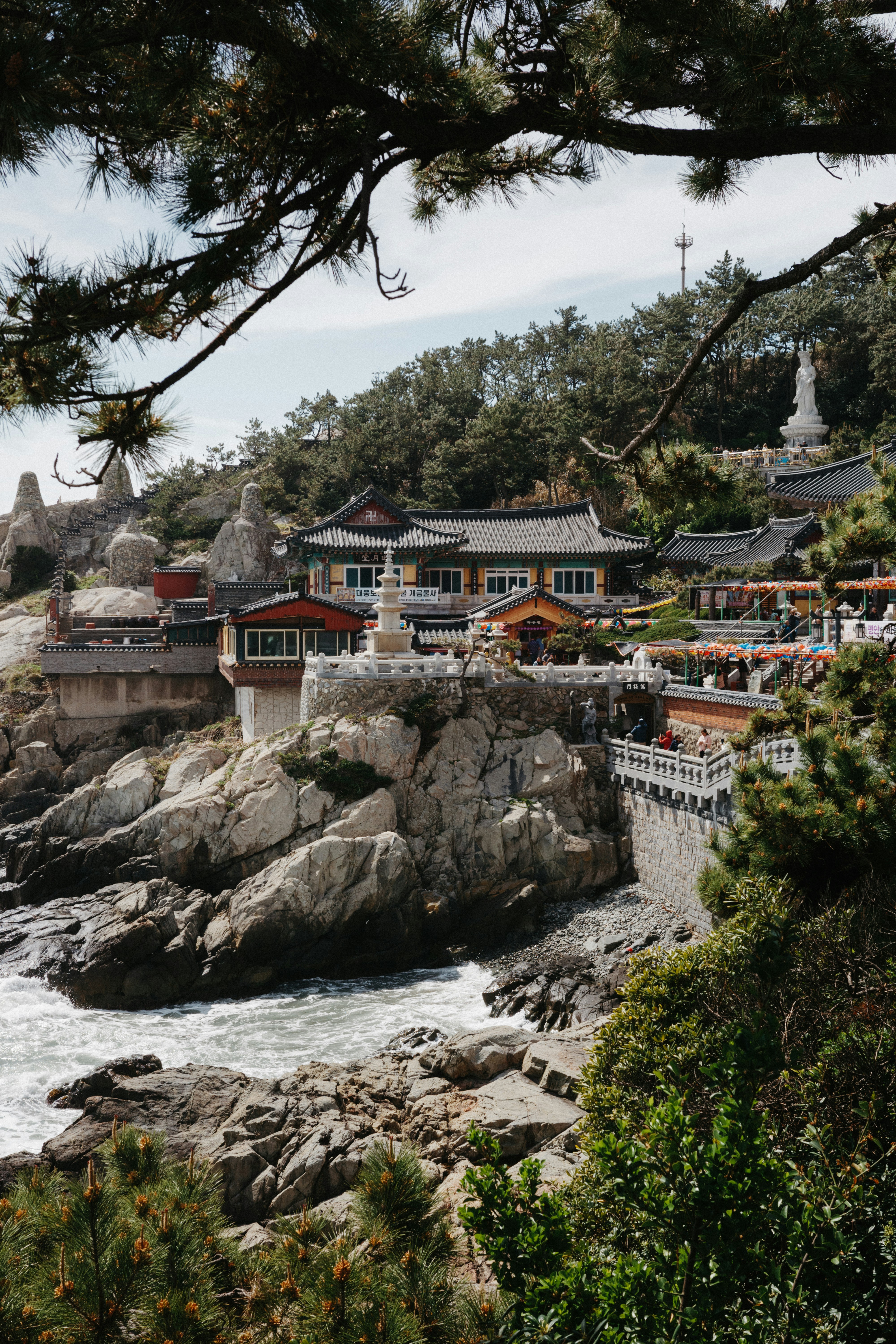 Tempio costiero incastonato tra rocce e alberi.