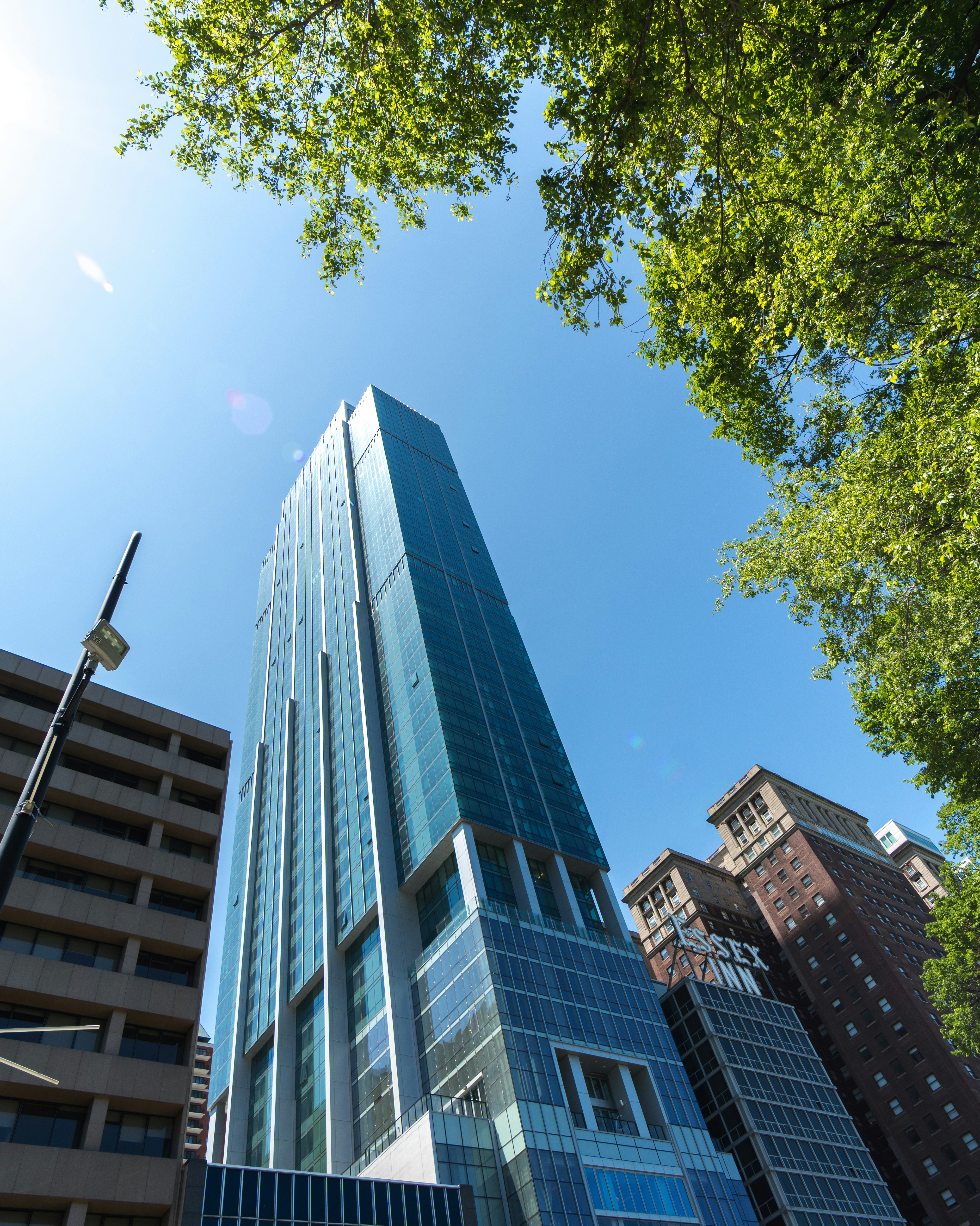 背の高い超高層ビルが明るい青空に向かって伸びています。