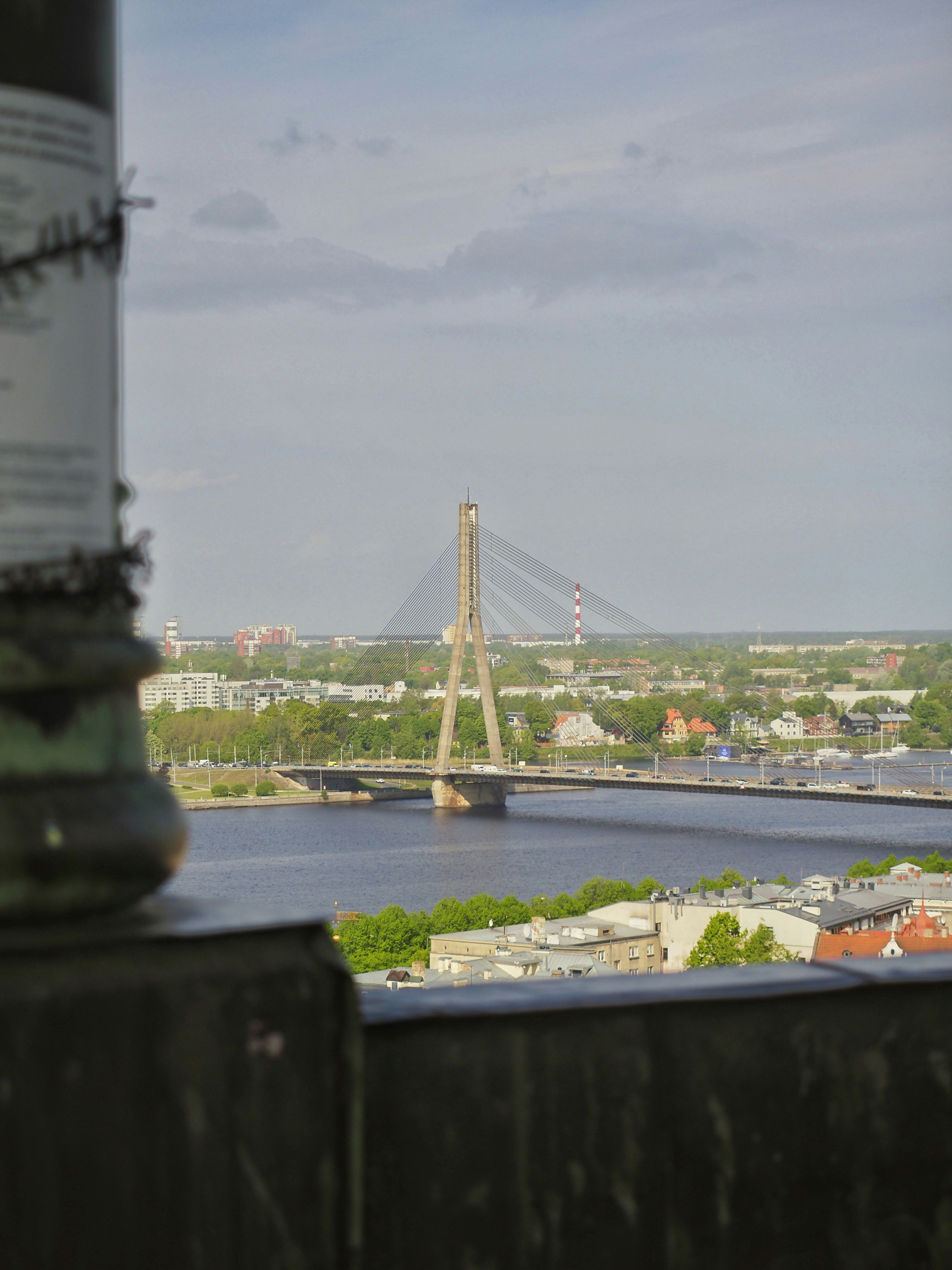 Eine Brücke spannt sich über einen Fluss in einer Stadt.