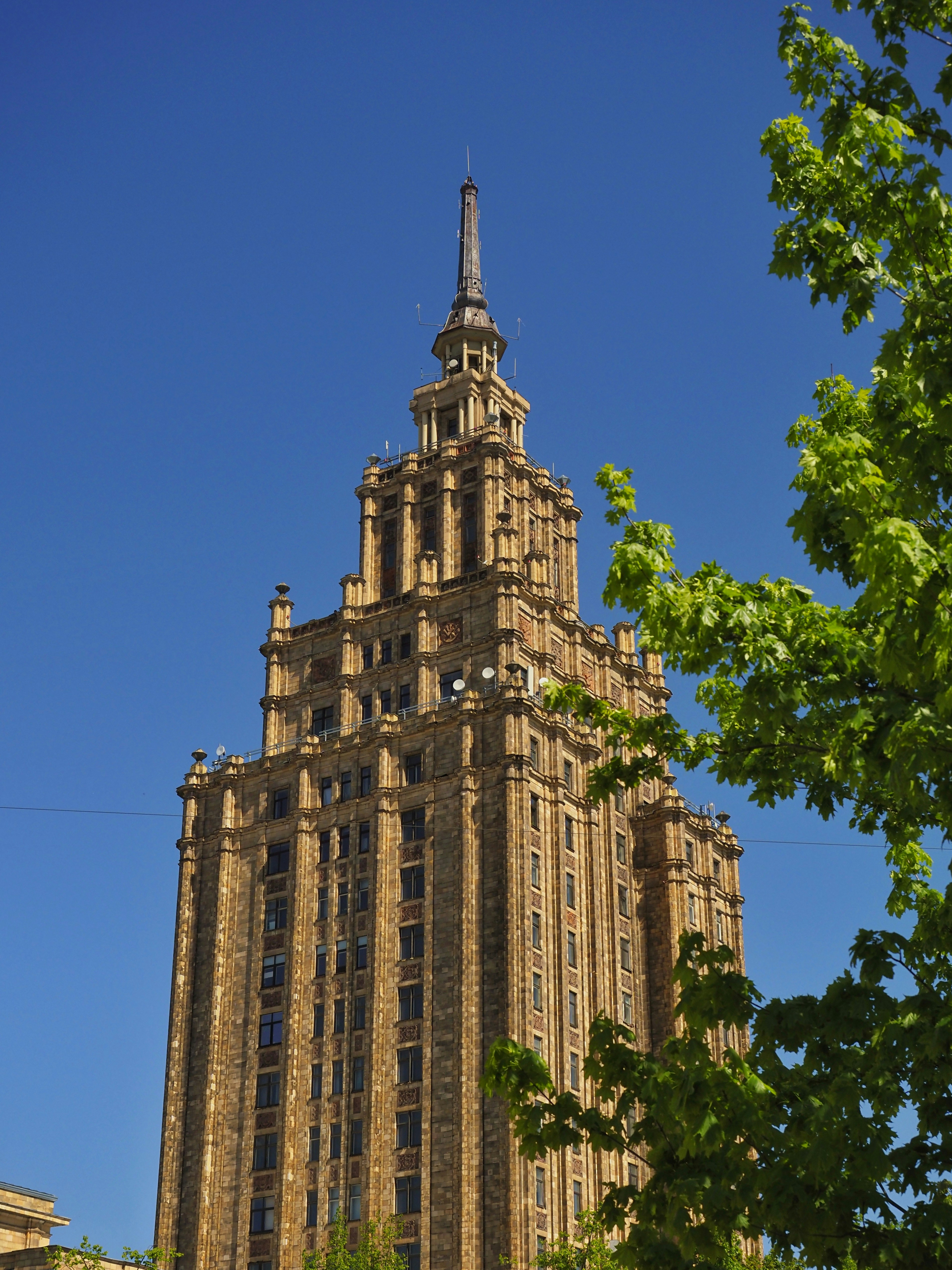 Hohes, verziertes Gebäude vor einem strahlend blauen Himmel.