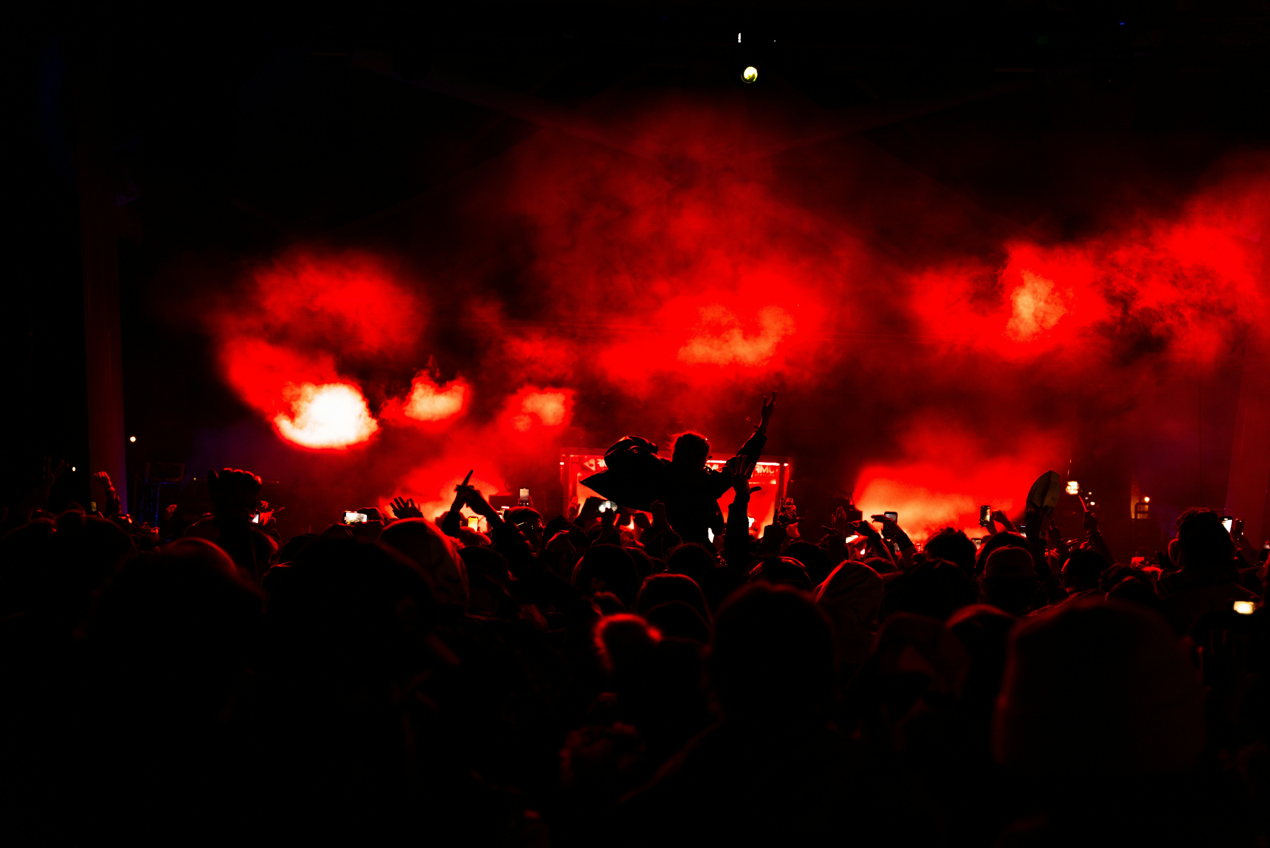 Público en un concierto nocturno con luces de escenario
