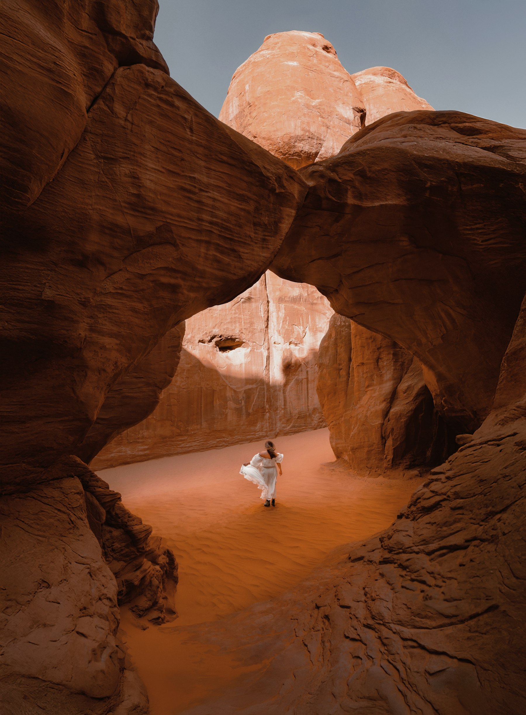 Yara — arche de grès, lumière du désert